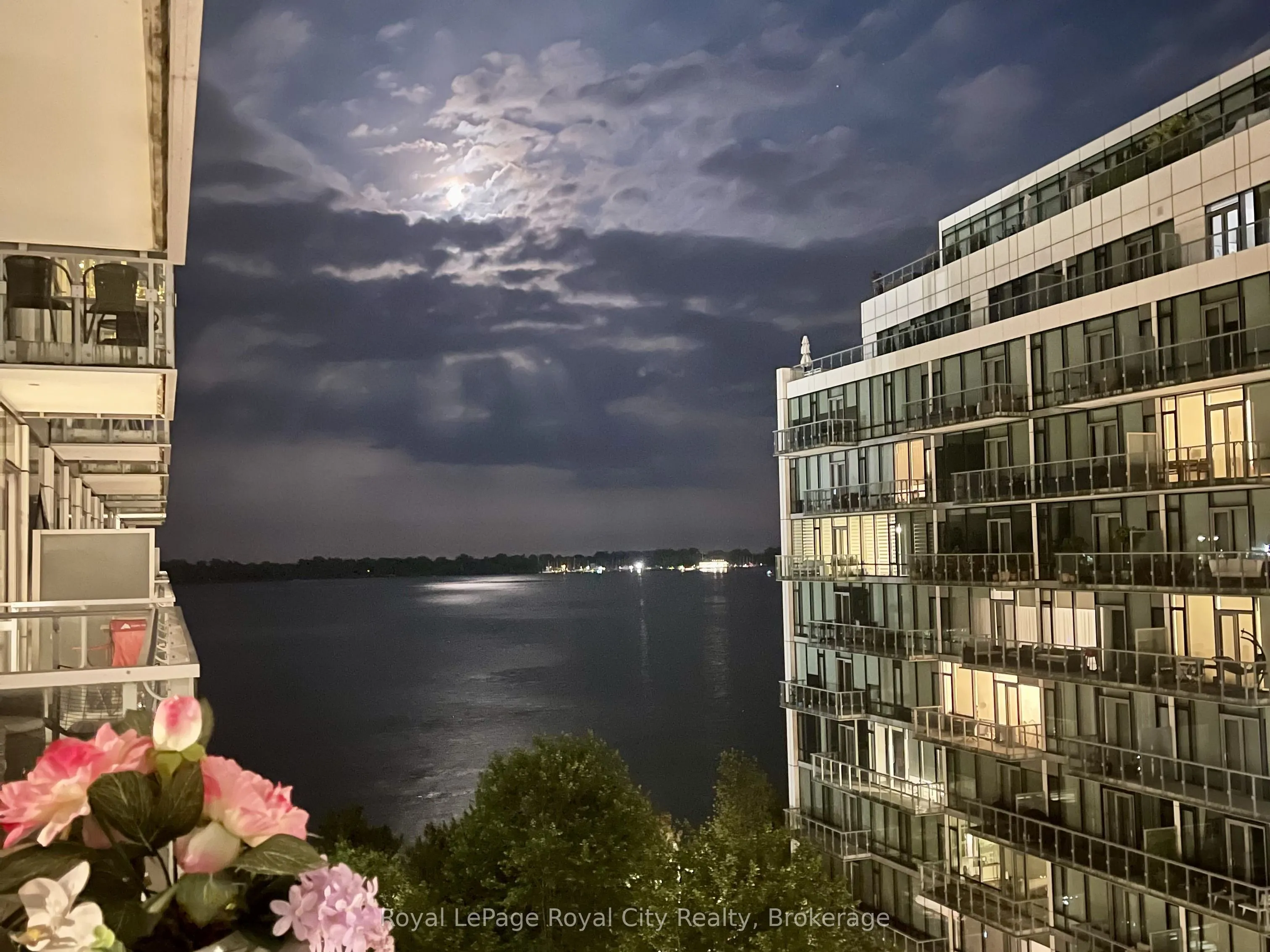 39 Queens Quay E, #830
