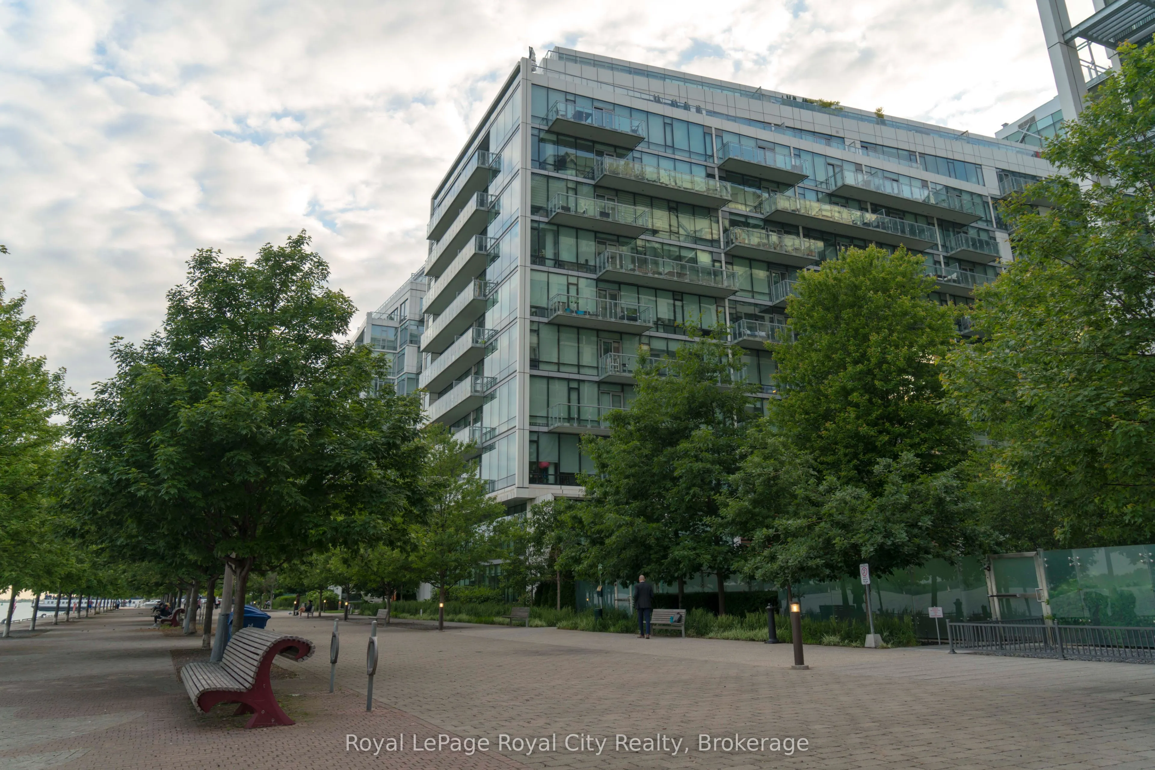 39 Queens Quay E, #830