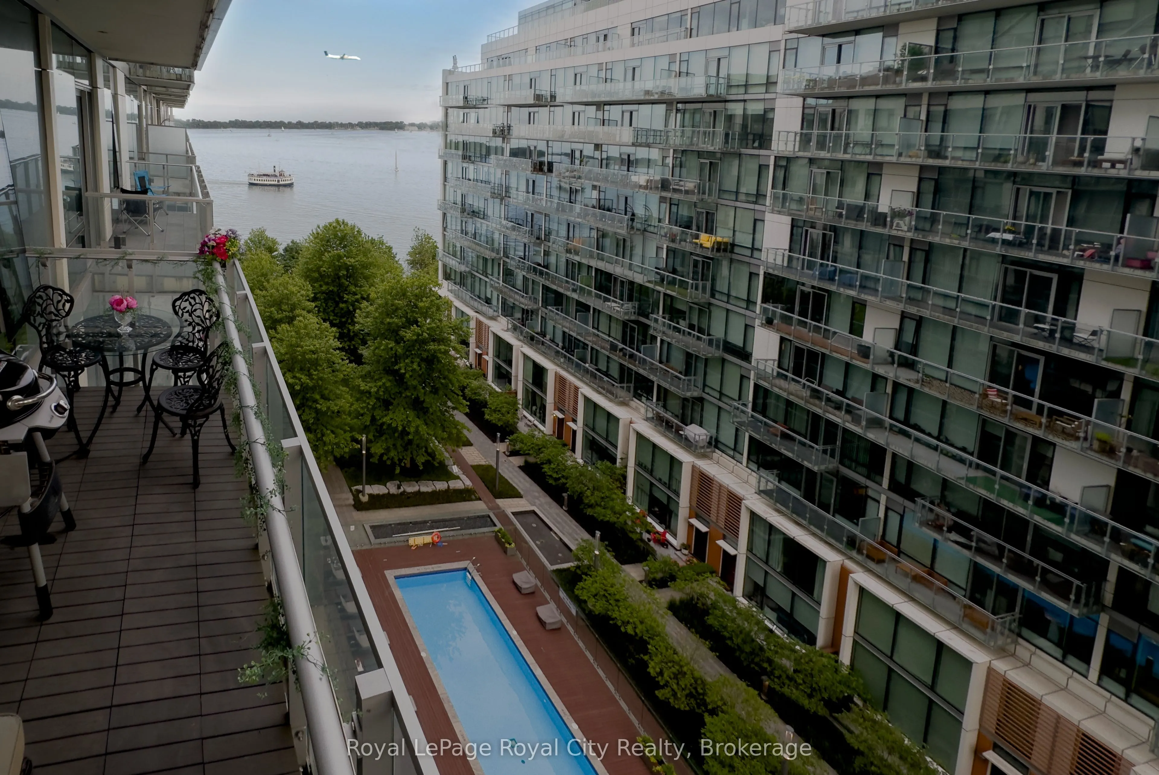39 Queens Quay E, #830