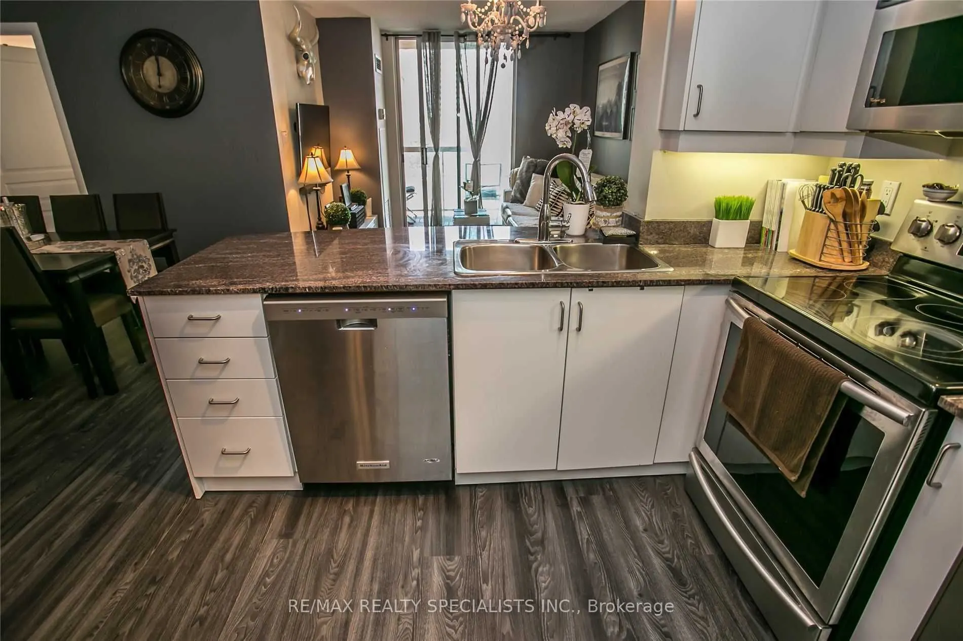 323 Richmond Street, #607