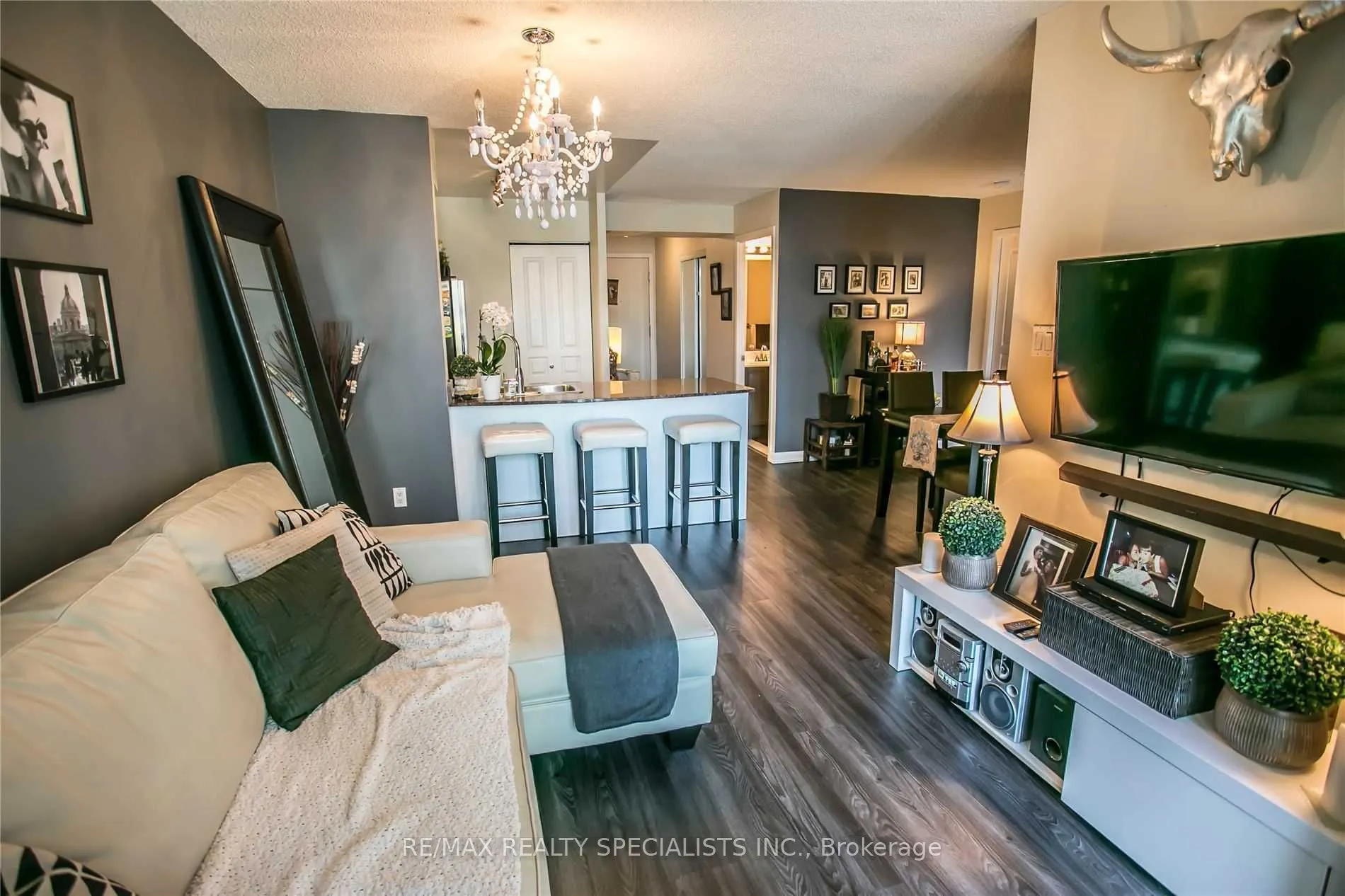 323 Richmond Street, #607