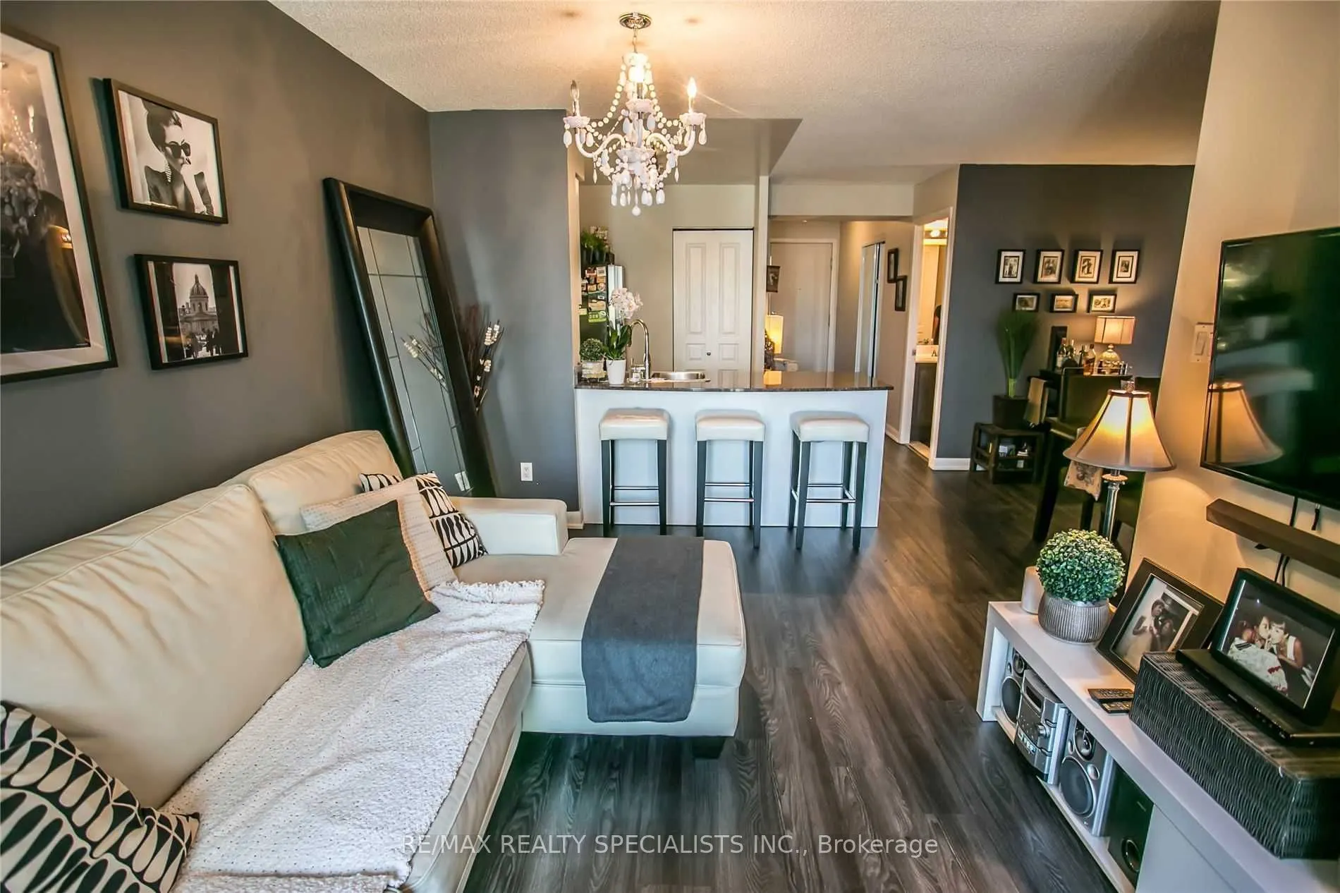 323 Richmond Street, #607