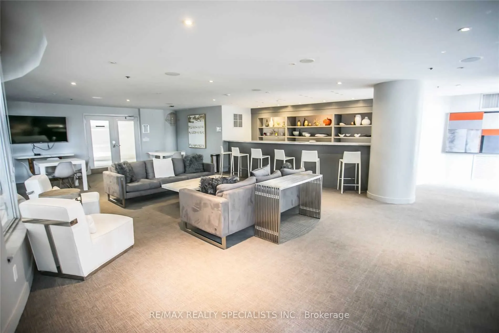 323 Richmond Street, #607