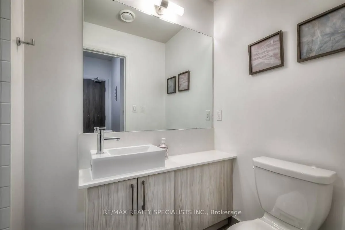 27 Bathurst Street, #915
