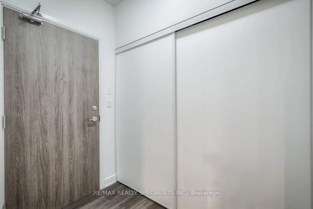 27 Bathurst Street, #915