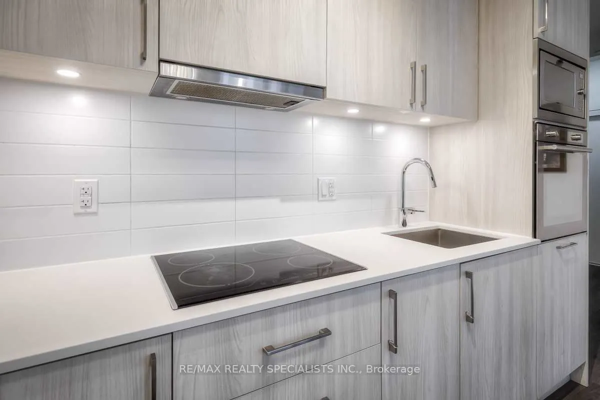 27 Bathurst Street, #915