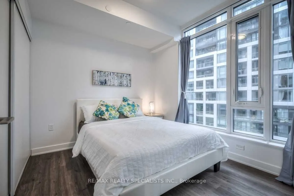 27 Bathurst Street, #915