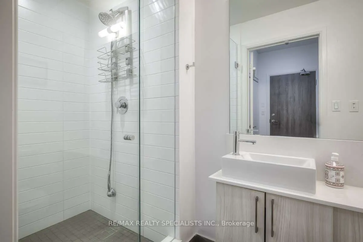 27 Bathurst Street, #915
