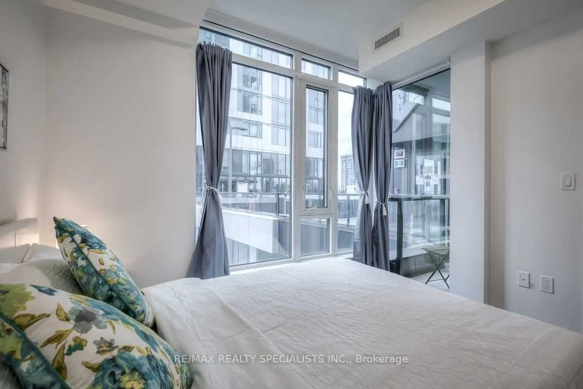 27 Bathurst Street, #915