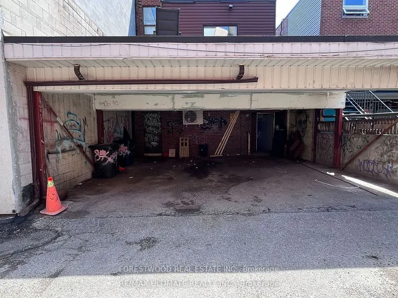 894 College Street, #M