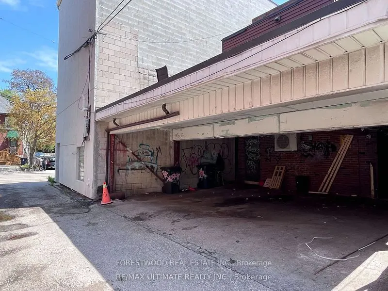 894 College Street, #M