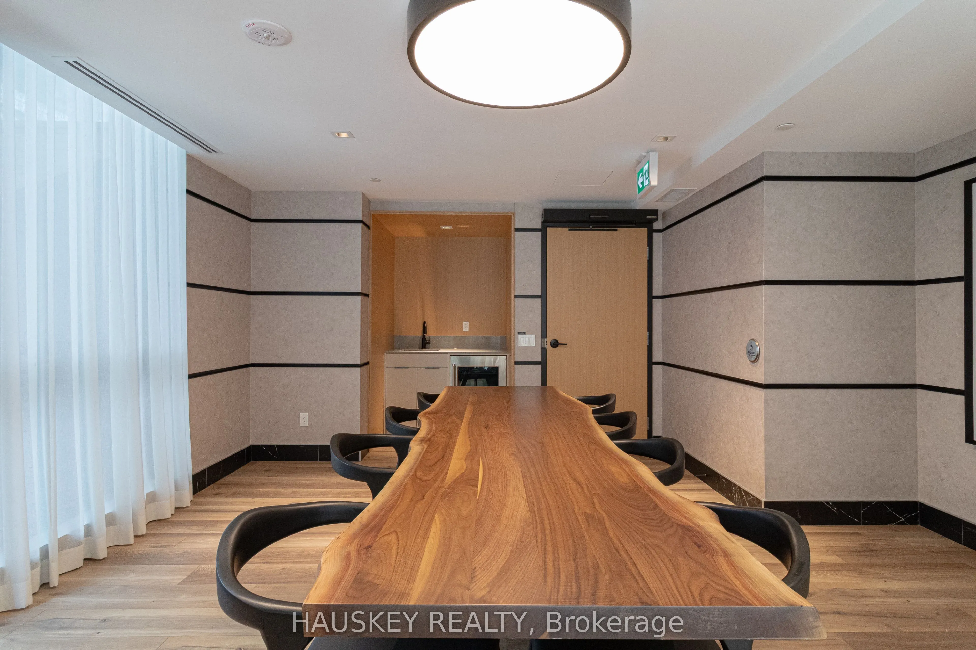 327 King Street W, #3004