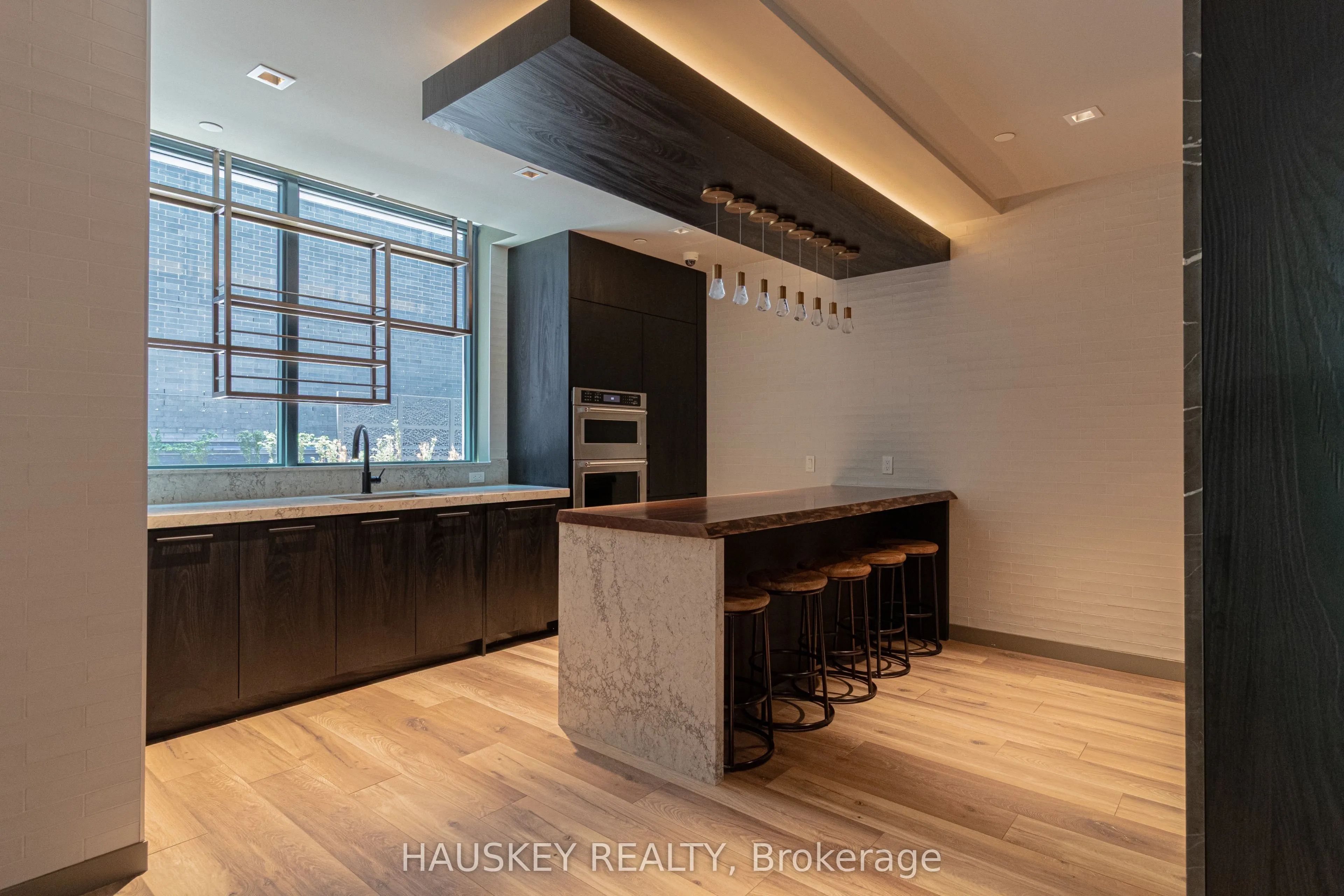 327 King Street W, #3004