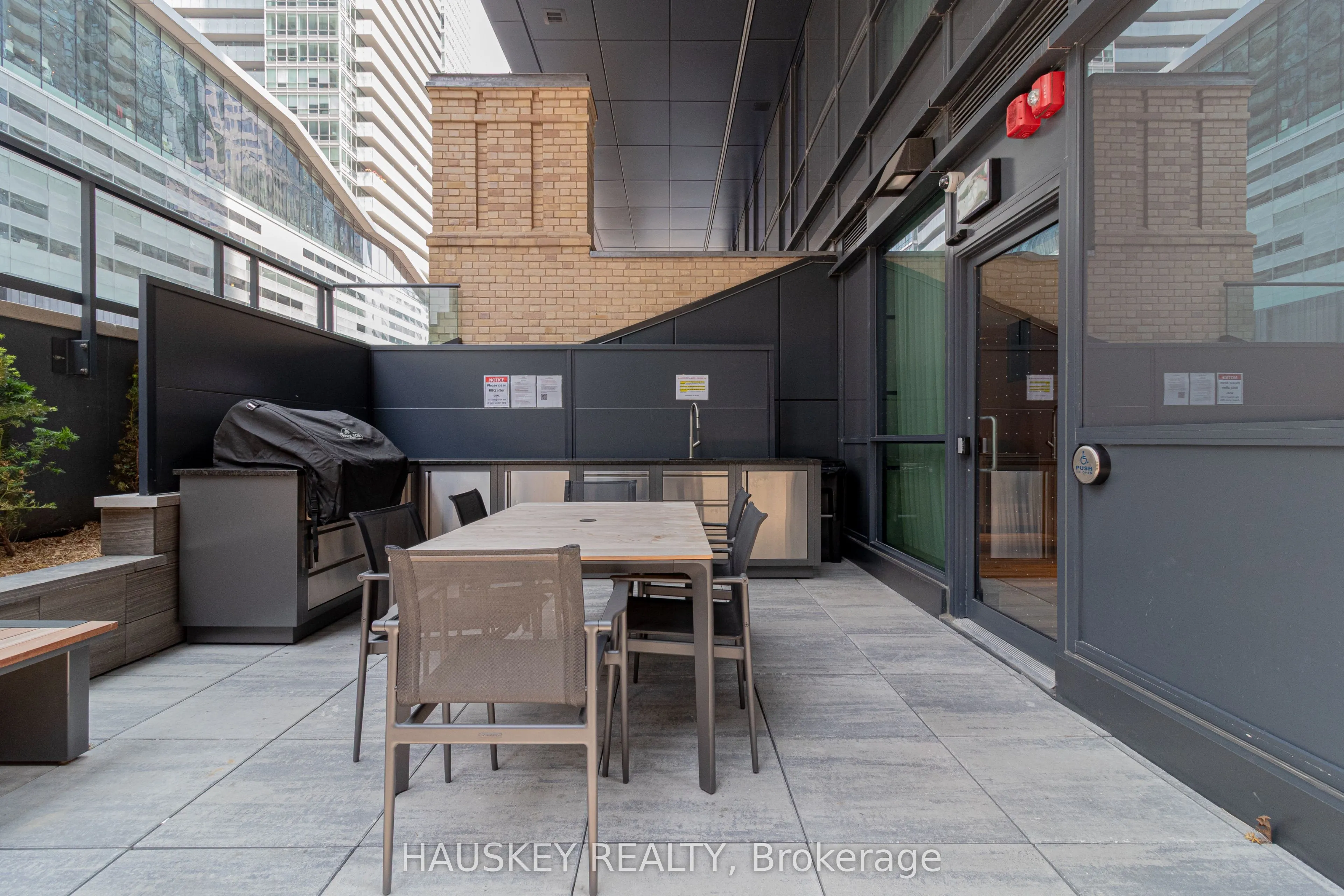 327 King Street W, #3004
