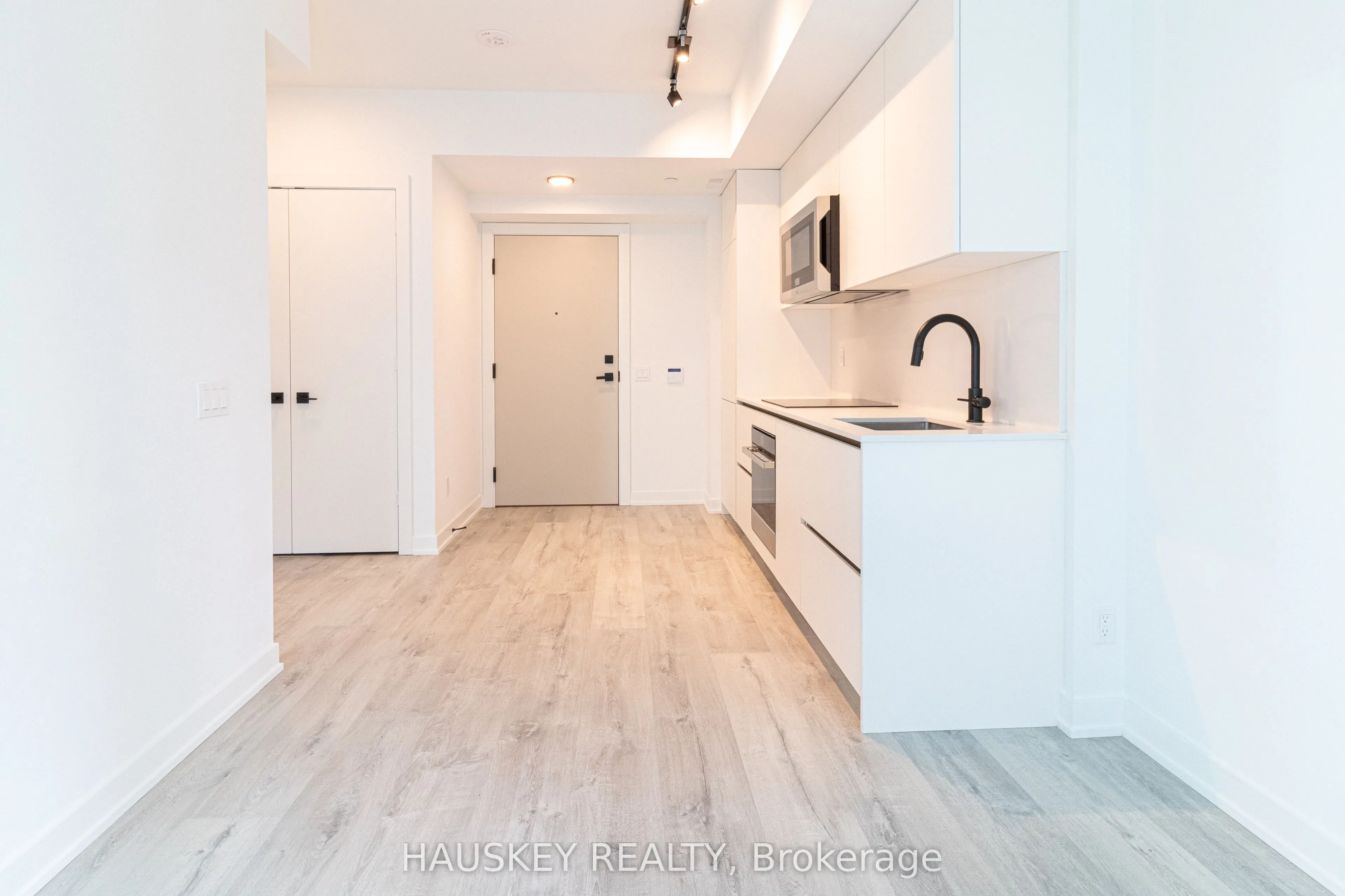 327 King Street W, #3004