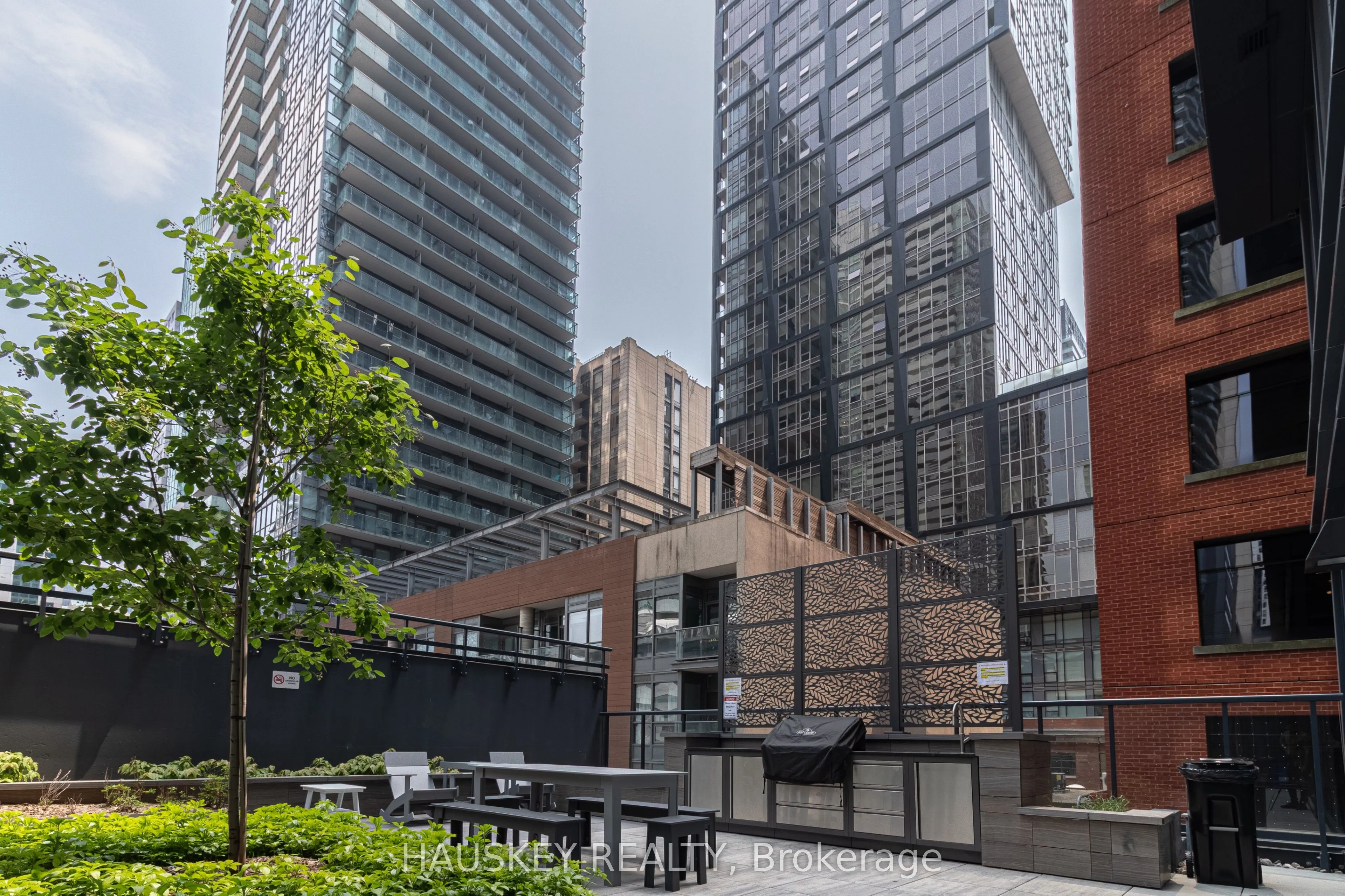 327 King Street W, #3004