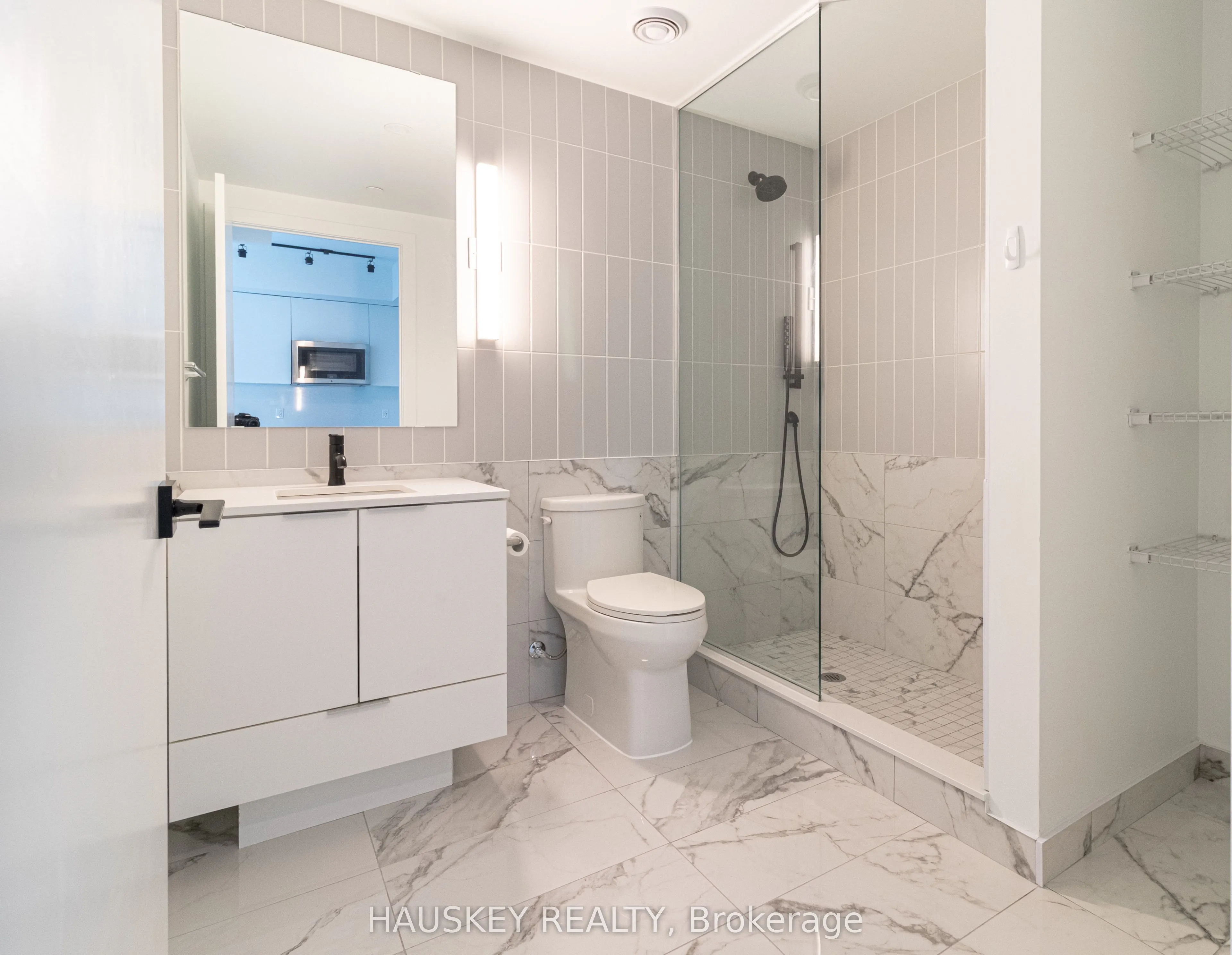 327 King Street W, #3004