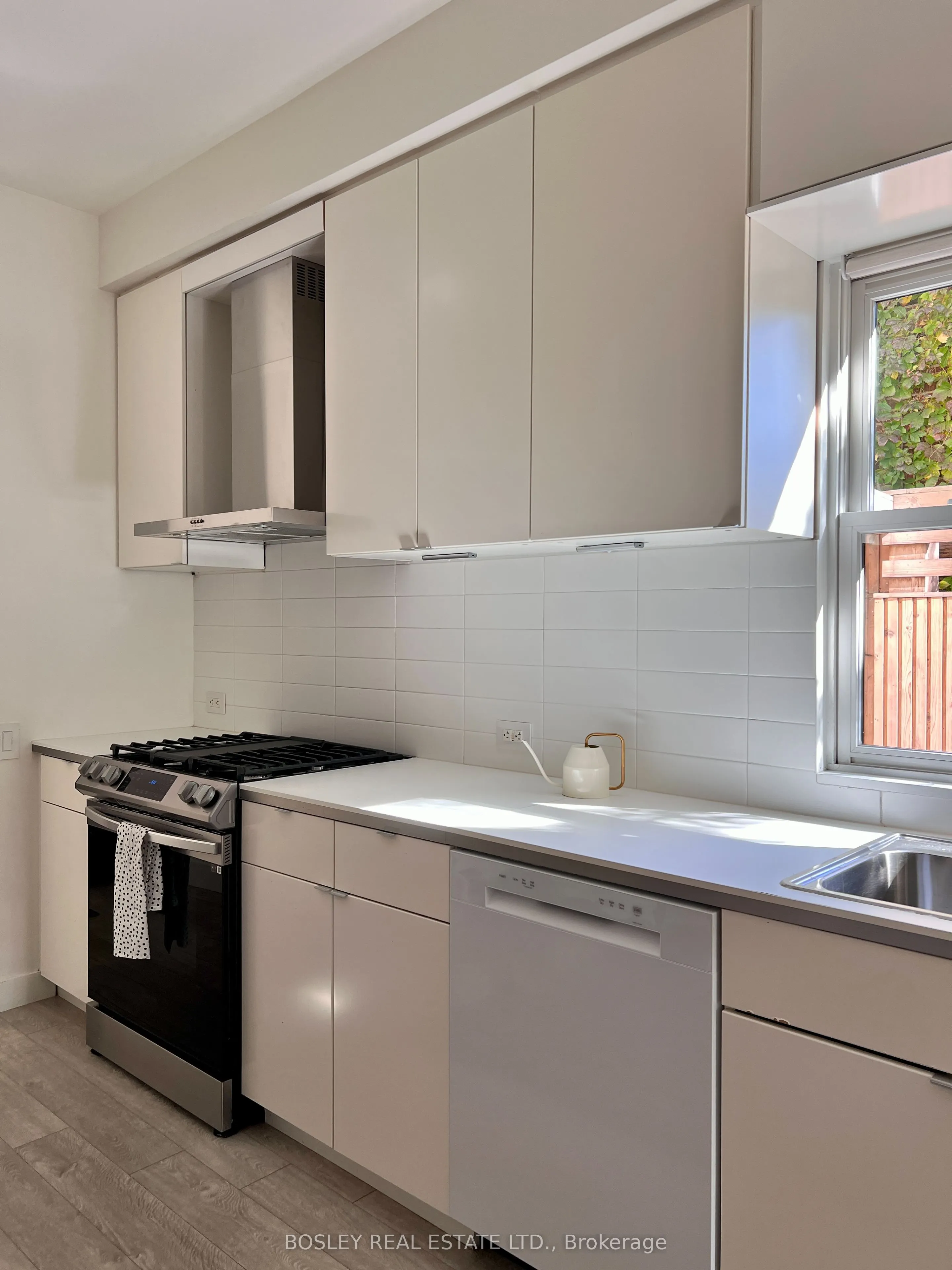 41 Henderson Avenue, #Main Floor