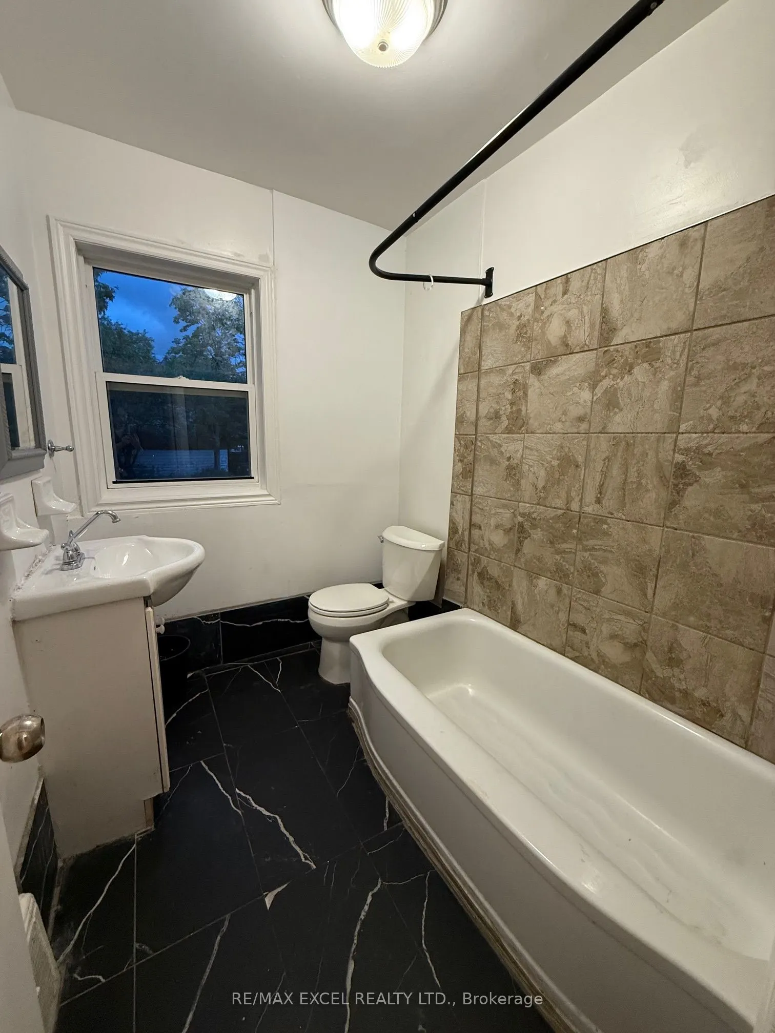 83 Finch Avenue W