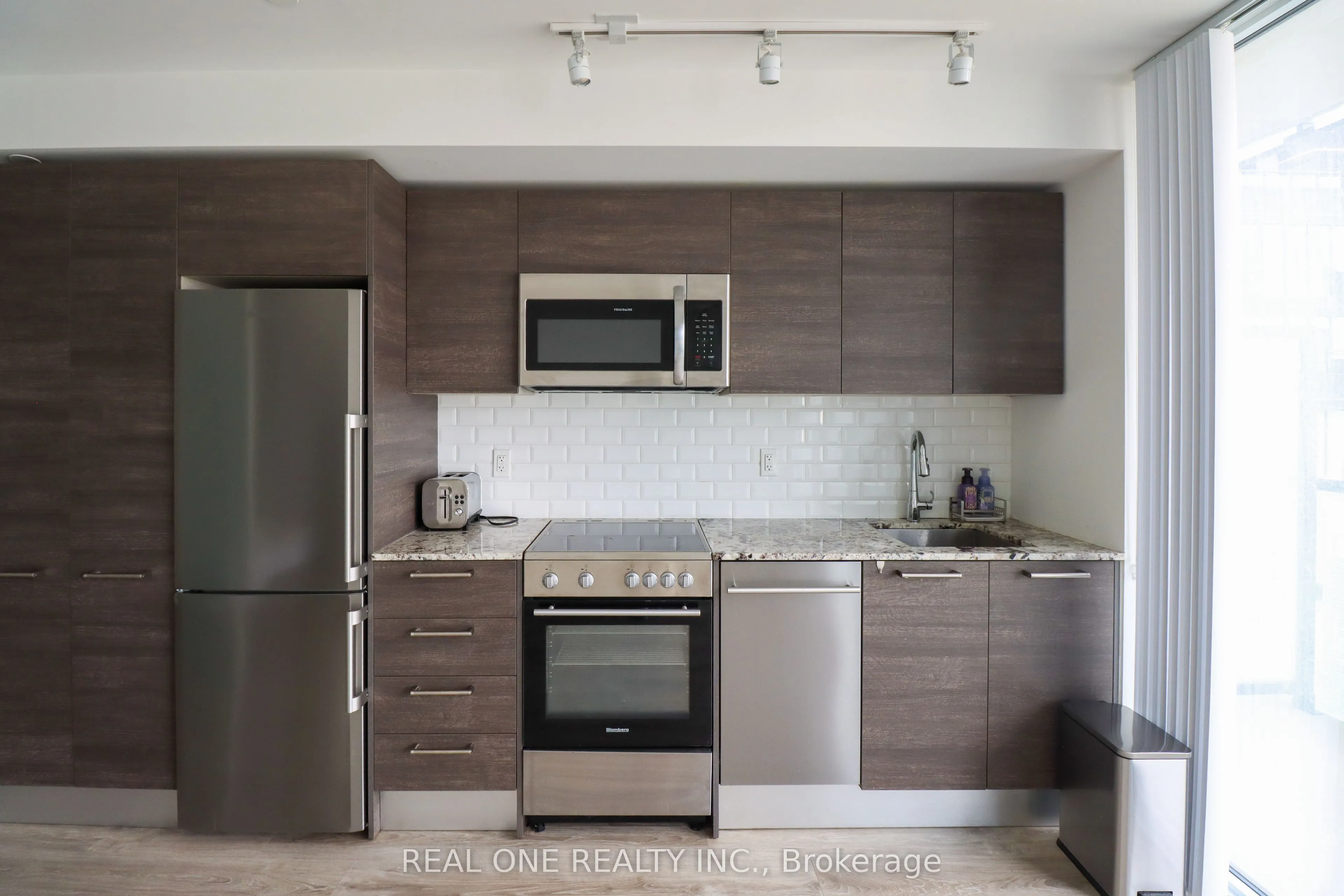 28 Wellesley Street E, #1908
