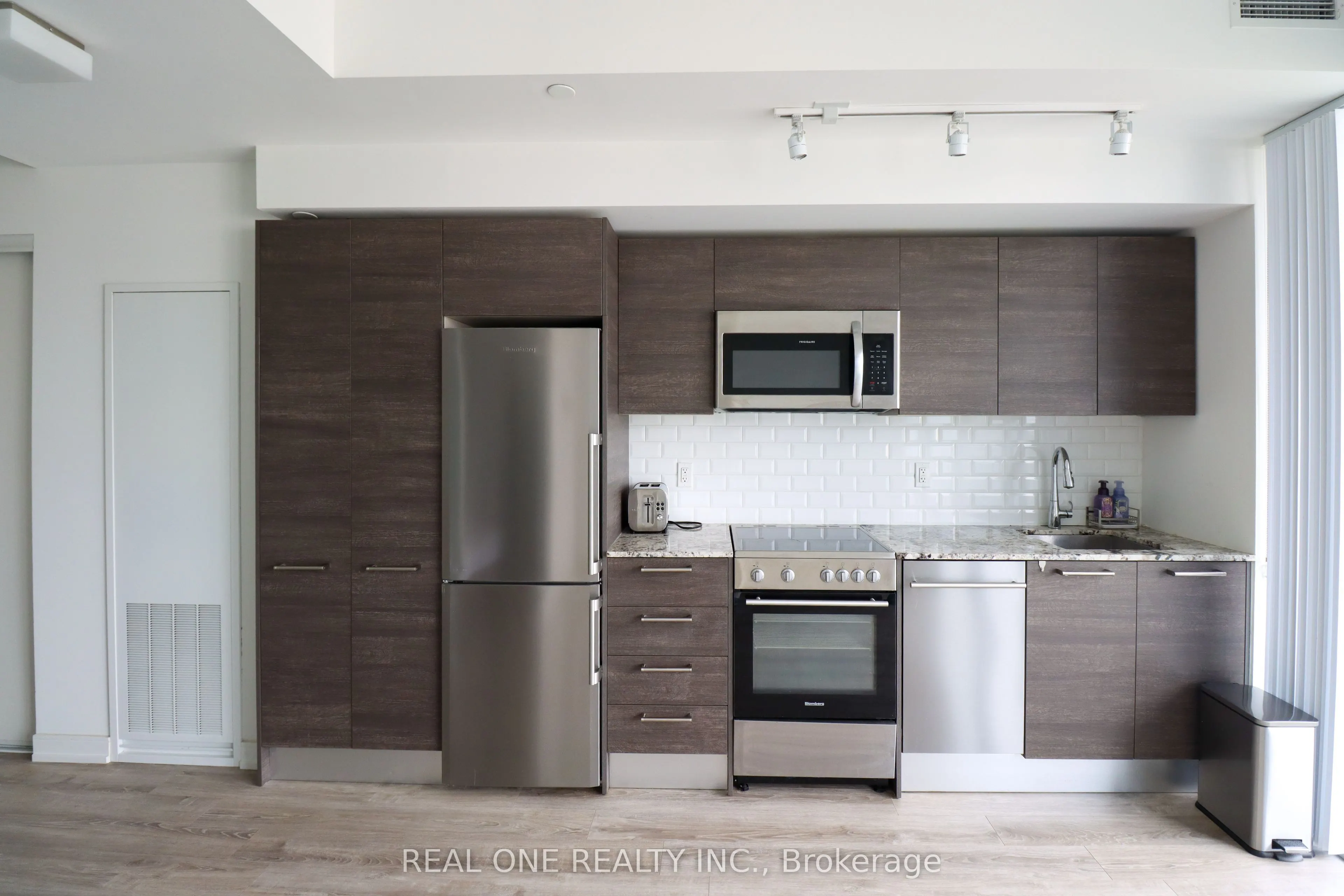 28 Wellesley Street E, #1908