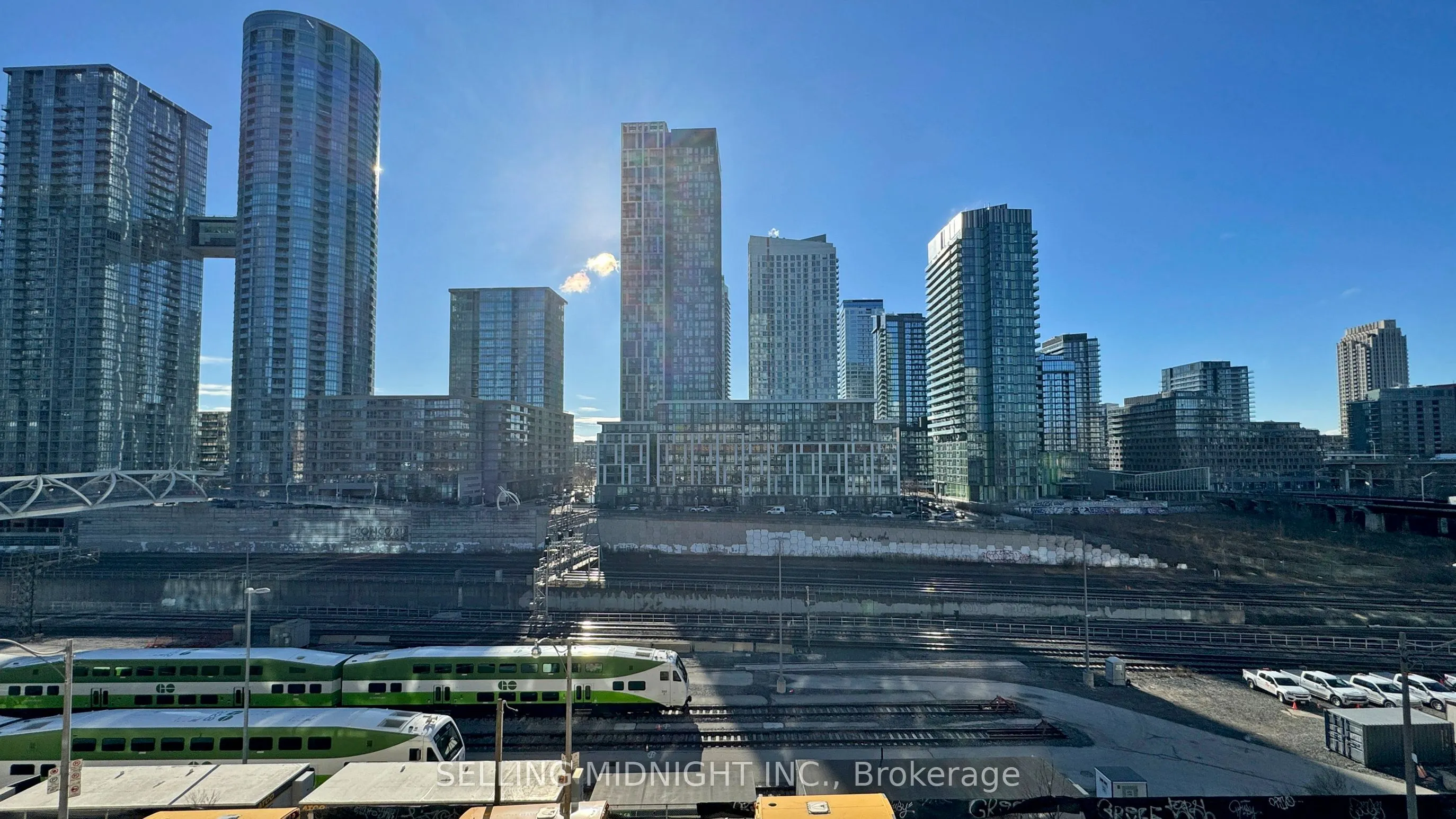 550 Front Street W, #403