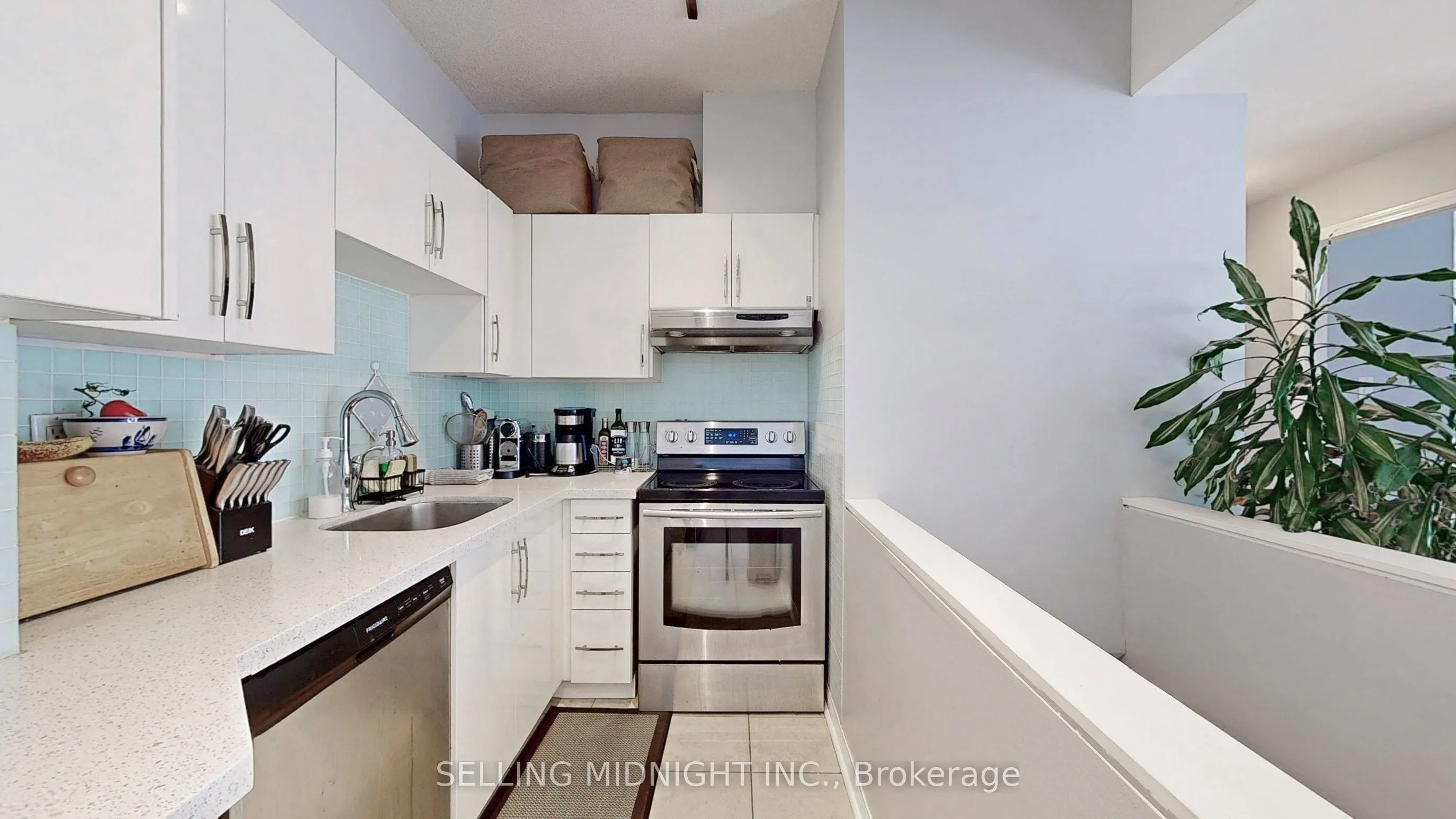 550 Front Street W, #403