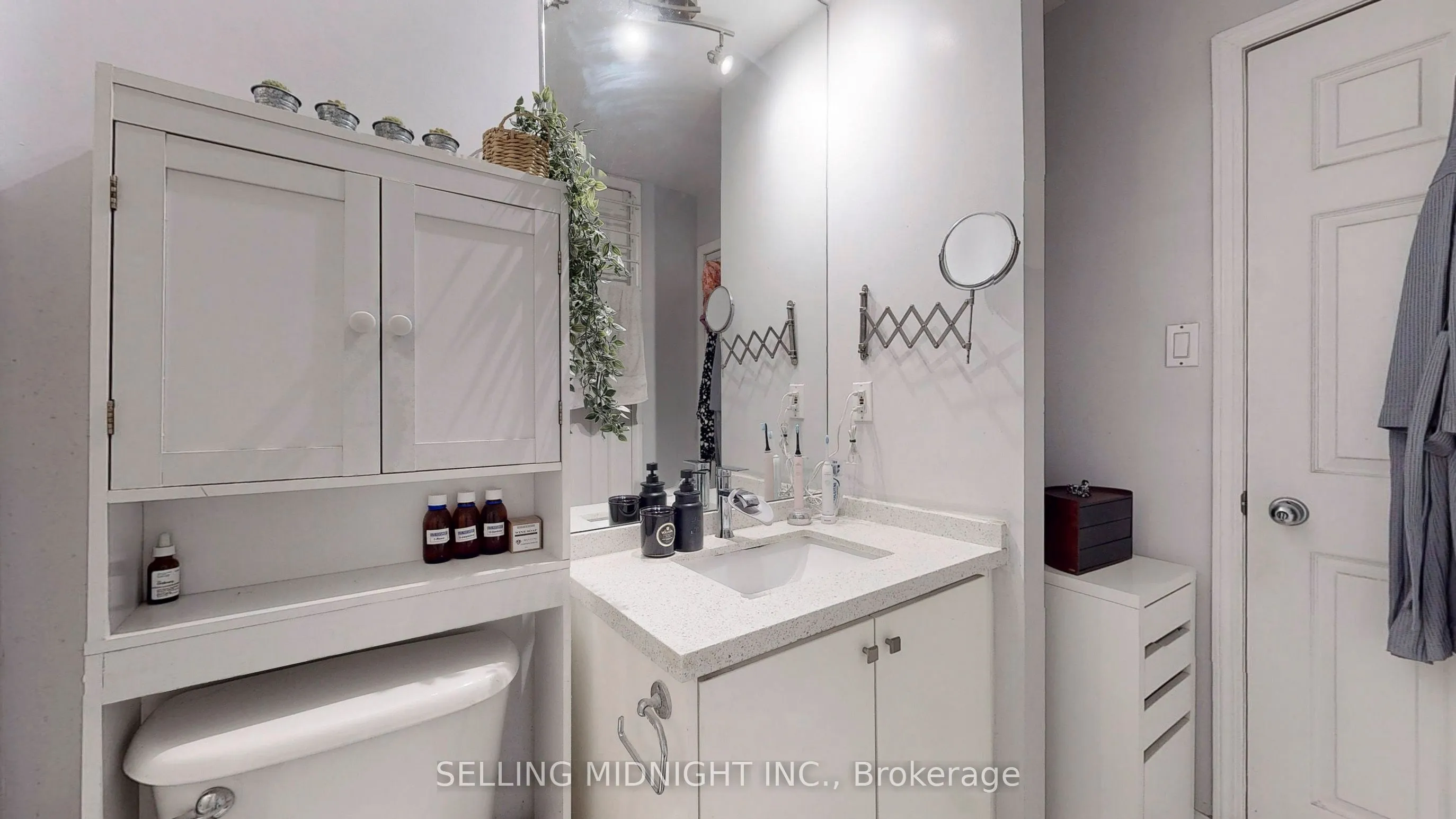 550 Front Street W, #403