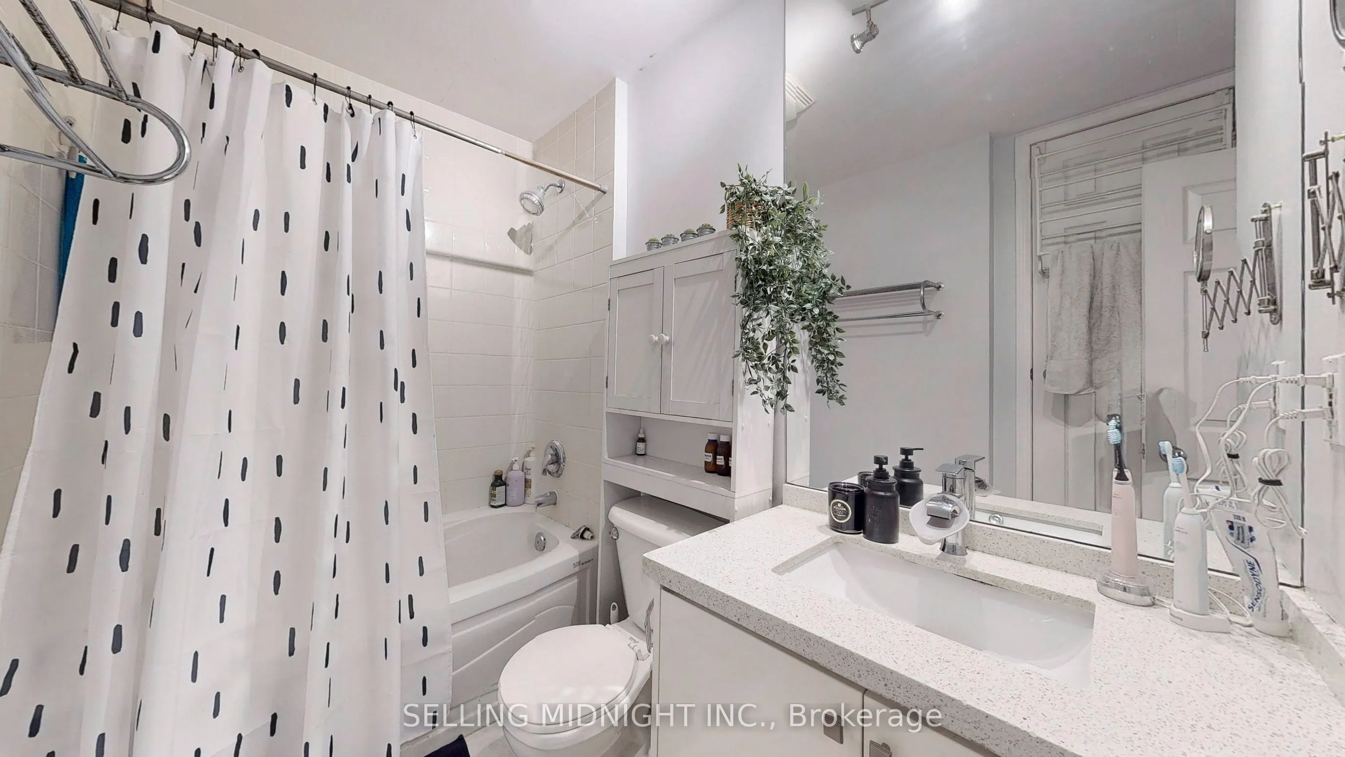 550 Front Street W, #403