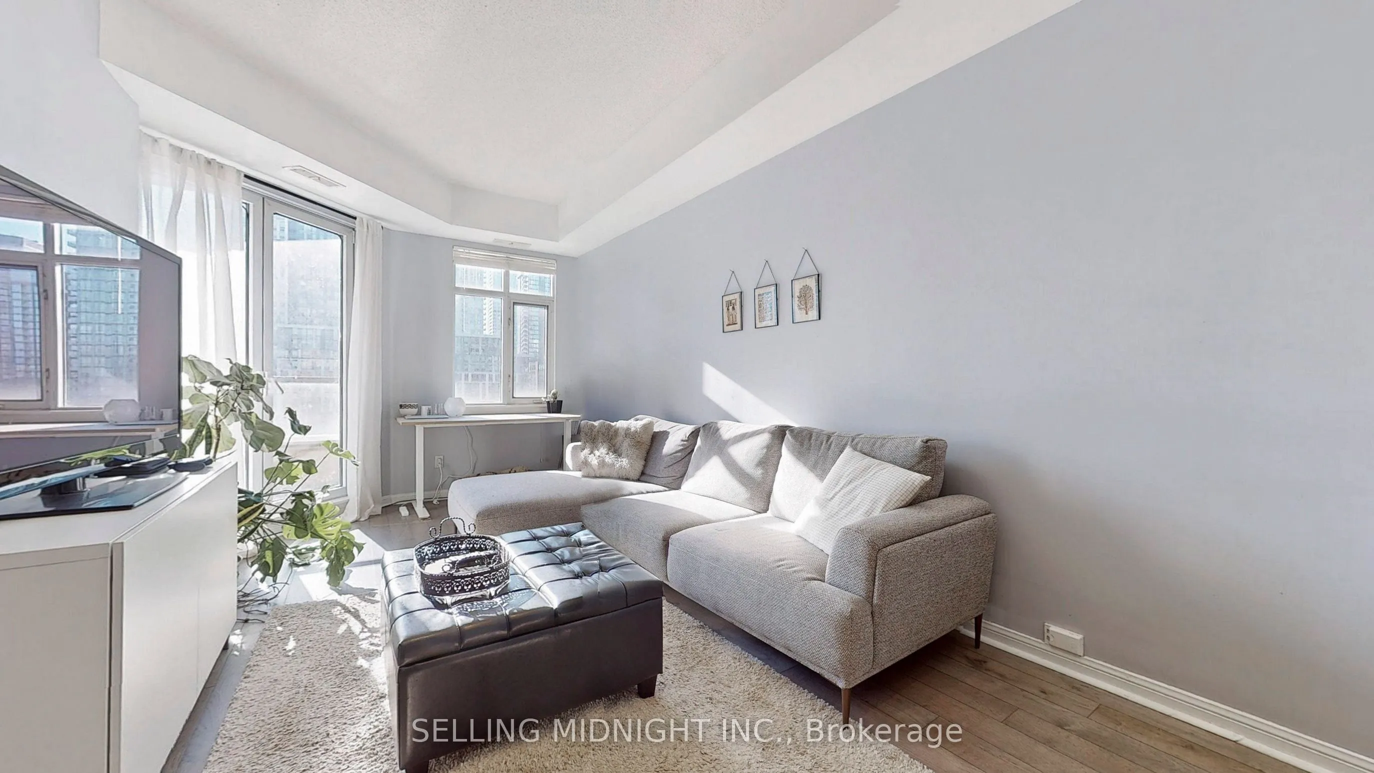 550 Front Street W, #403