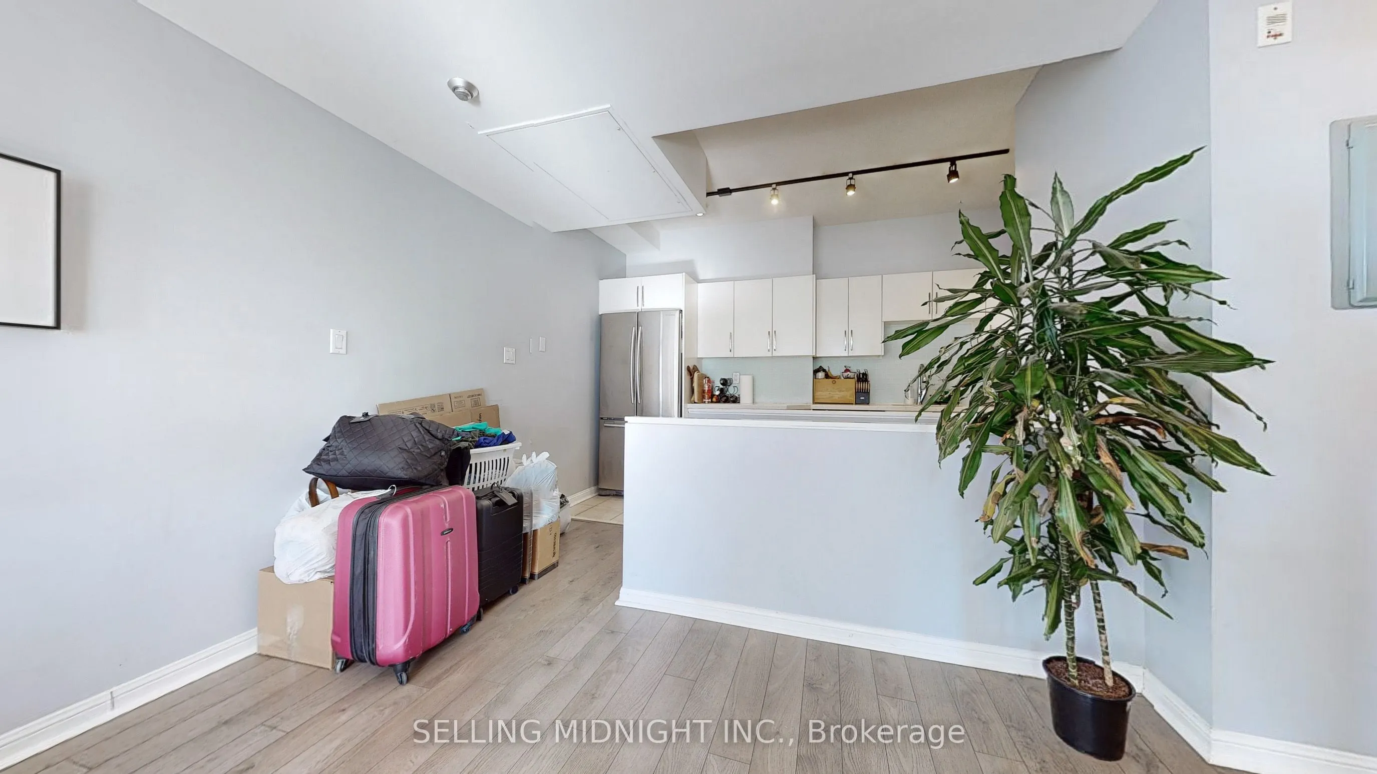 550 Front Street W, #403