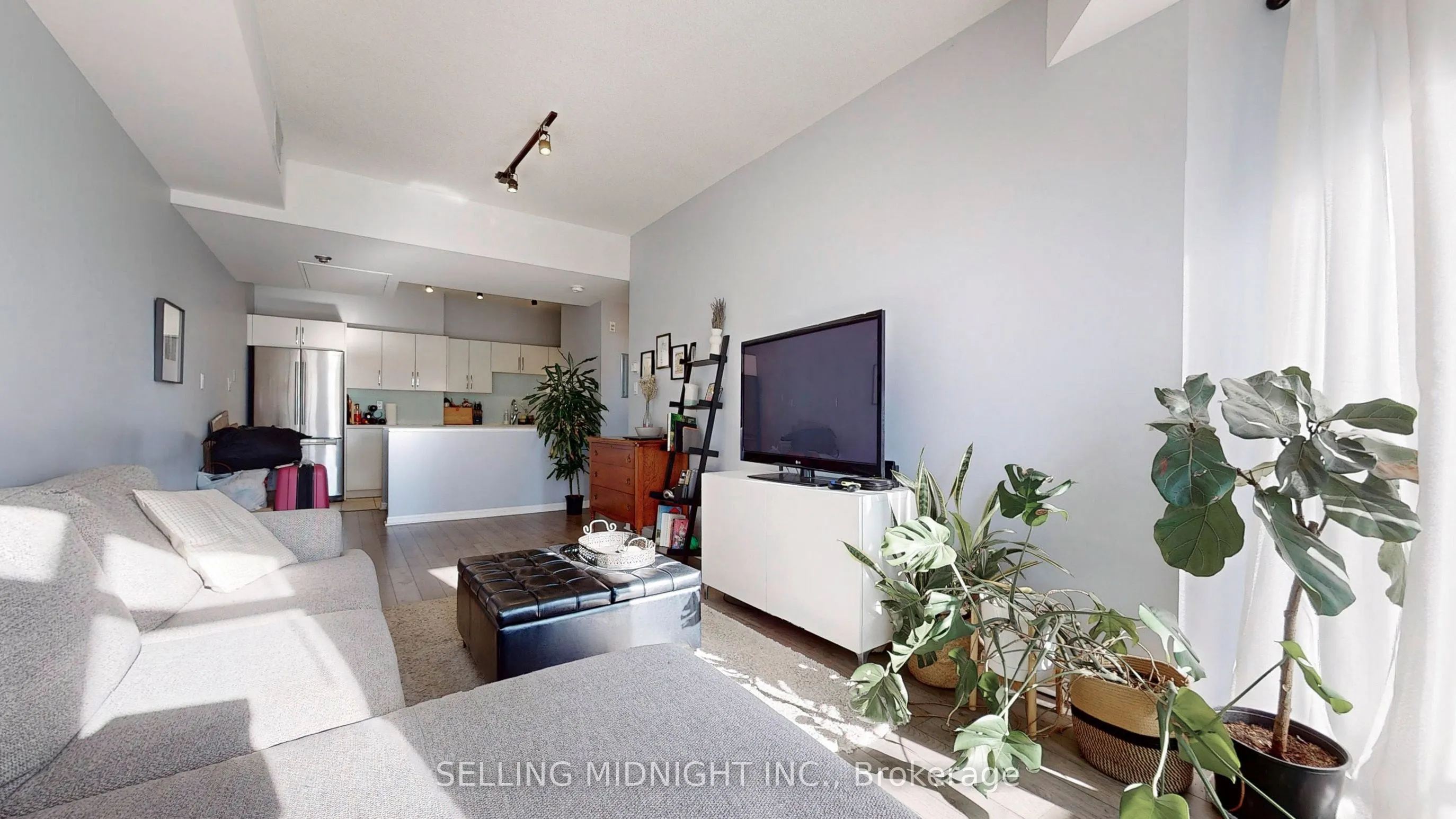 550 Front Street W, #403