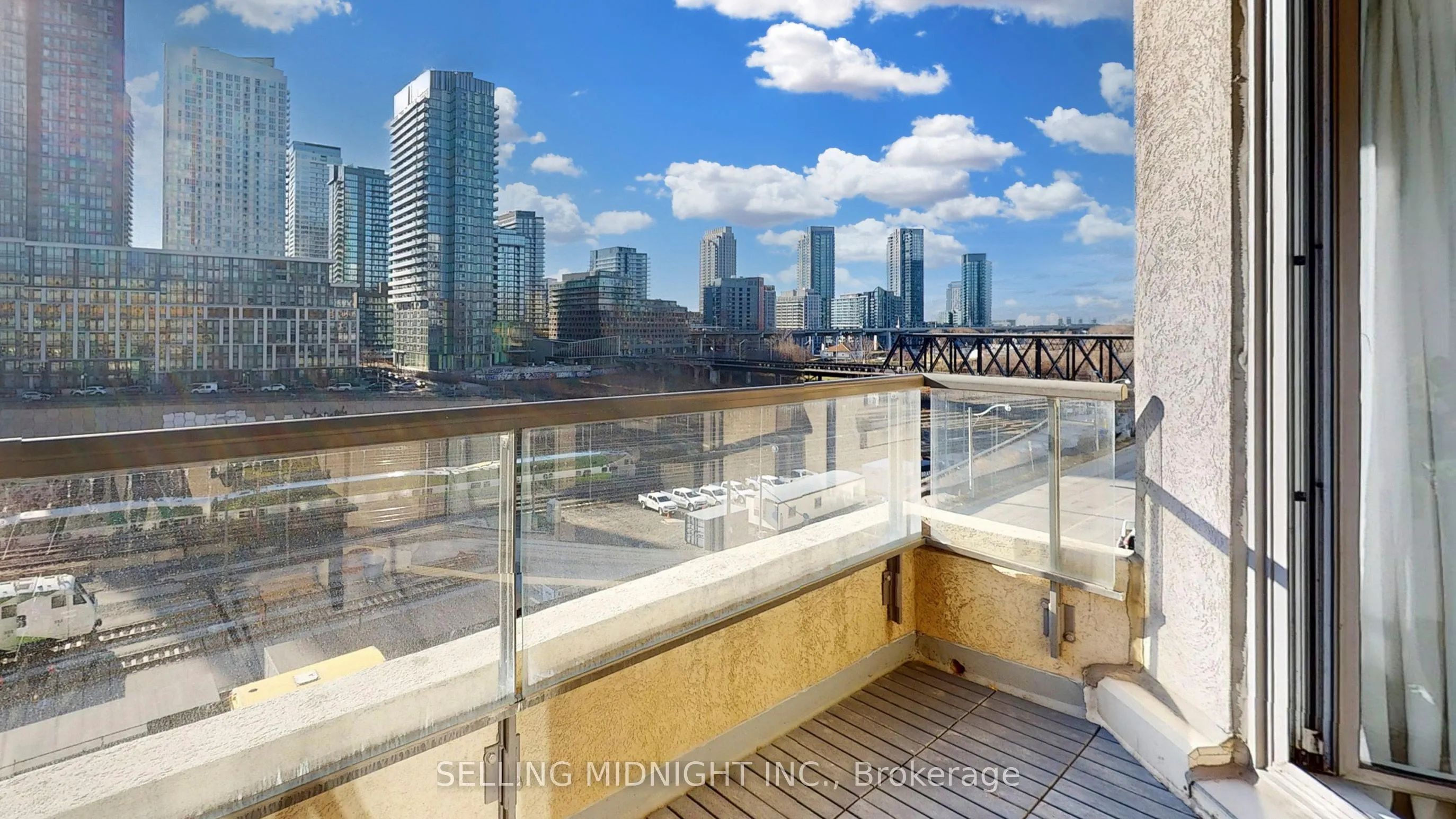 550 Front Street W, #403