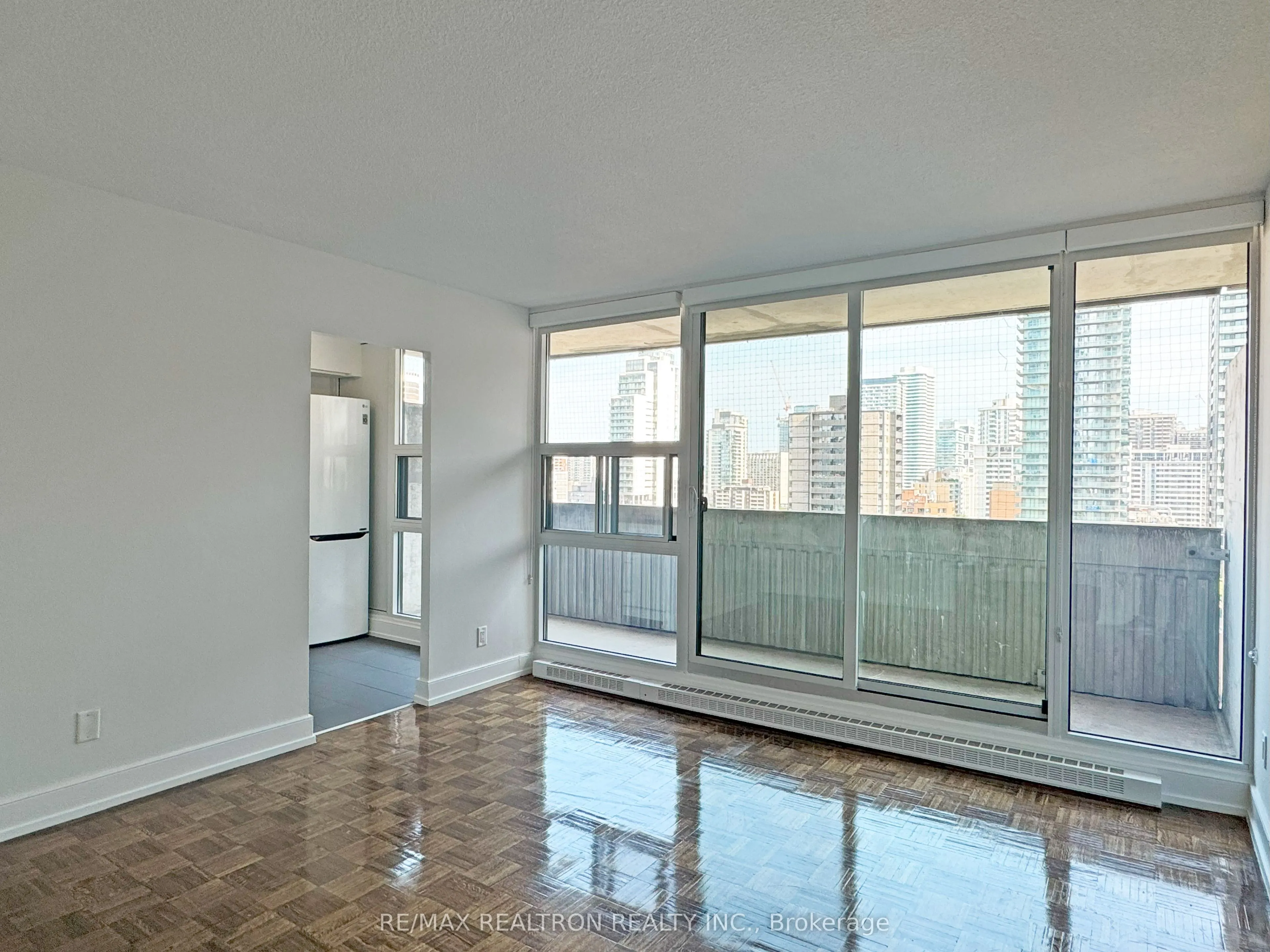 33 Isabella Street, #1215