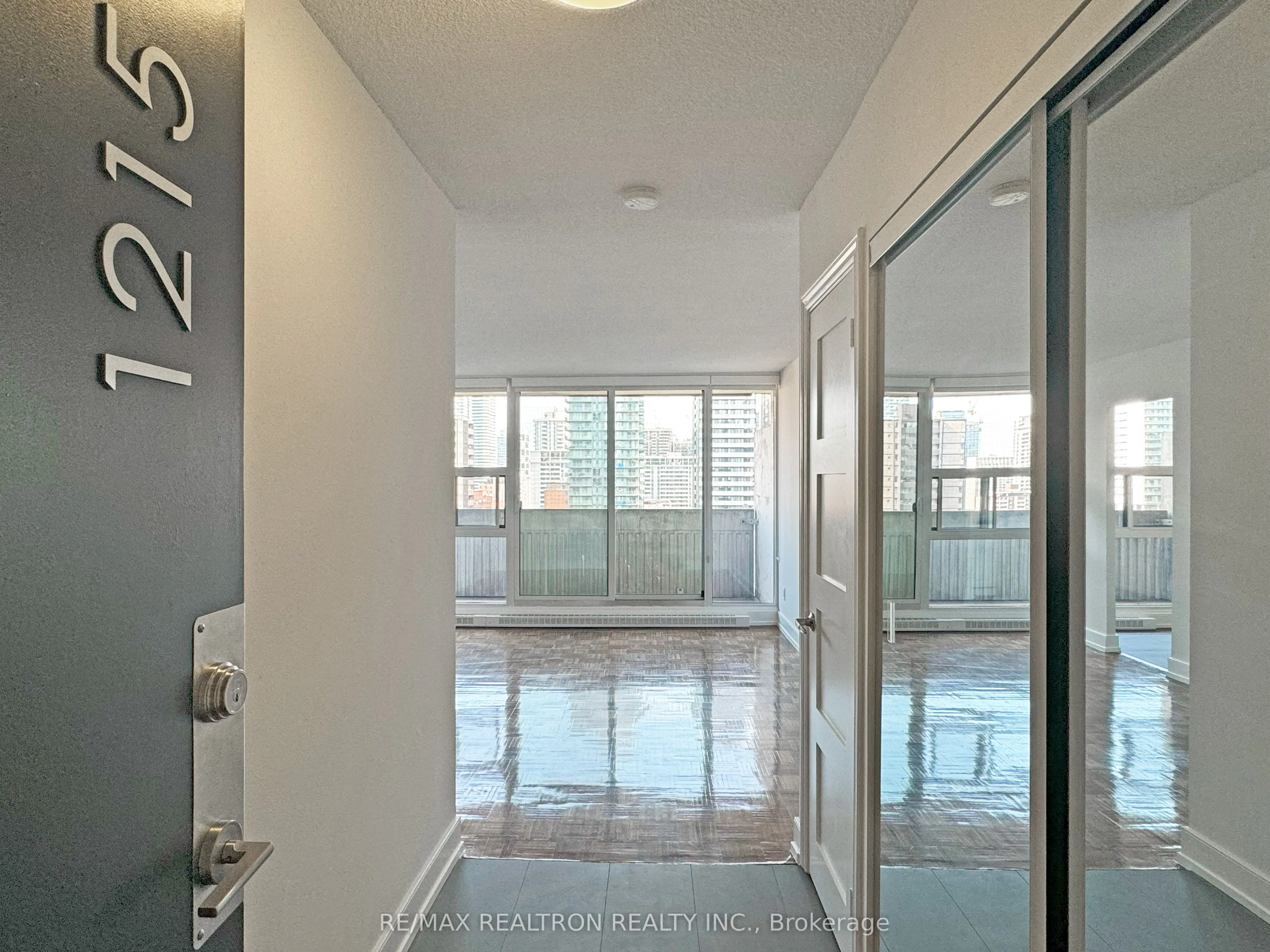 33 Isabella Street, #1215