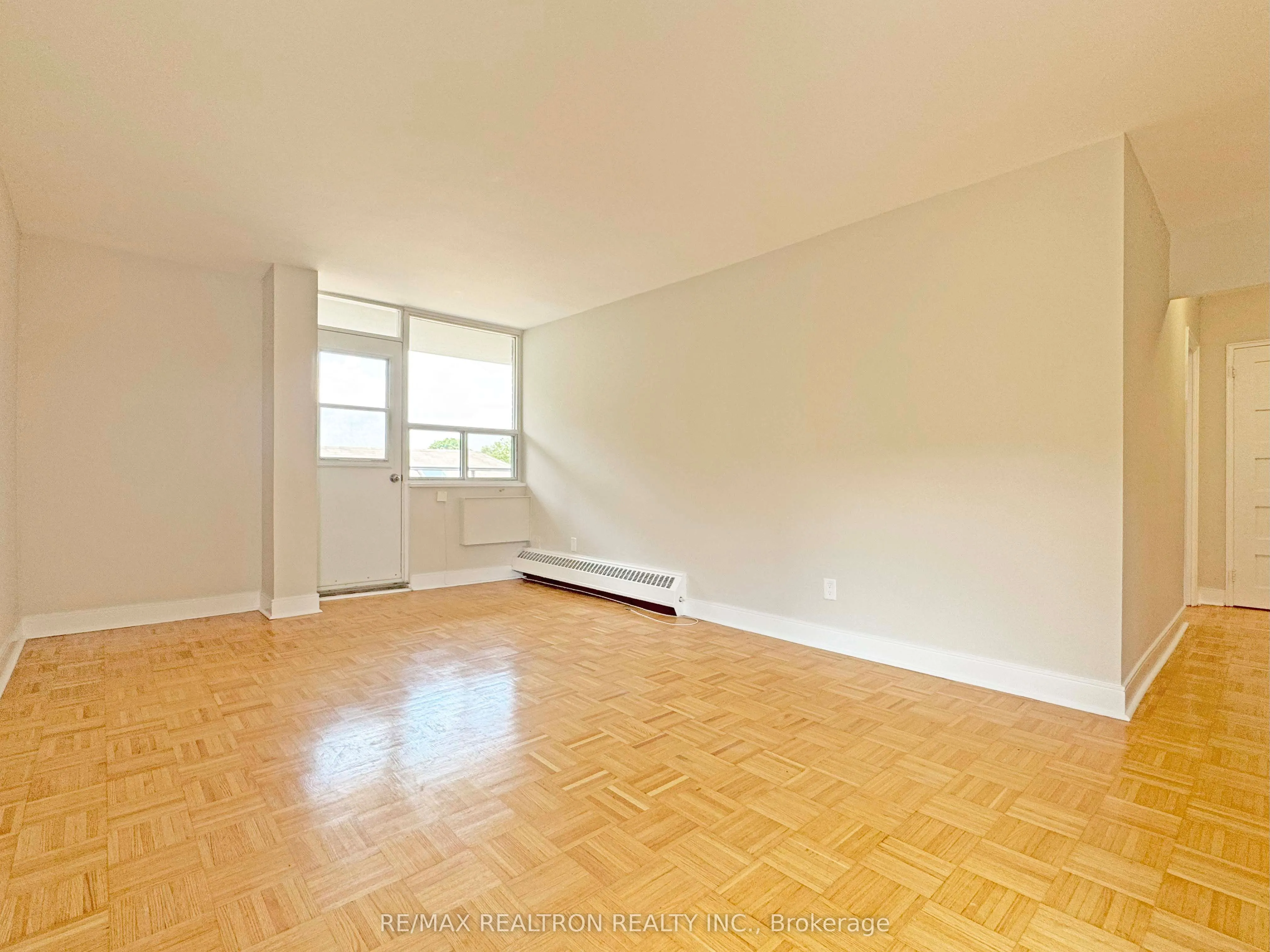 490 Eglinton Avenue E, #404