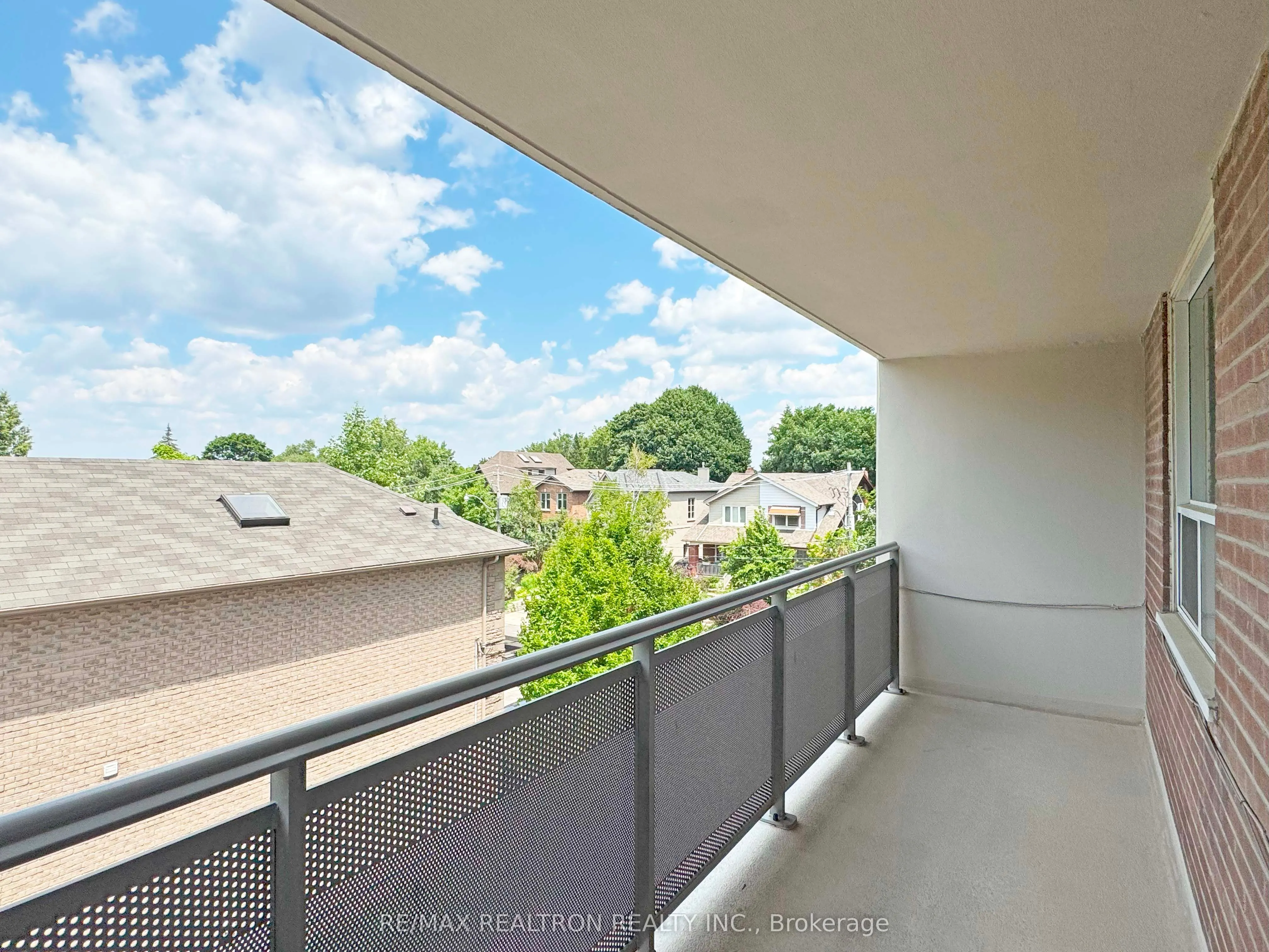 490 Eglinton Avenue E, #404