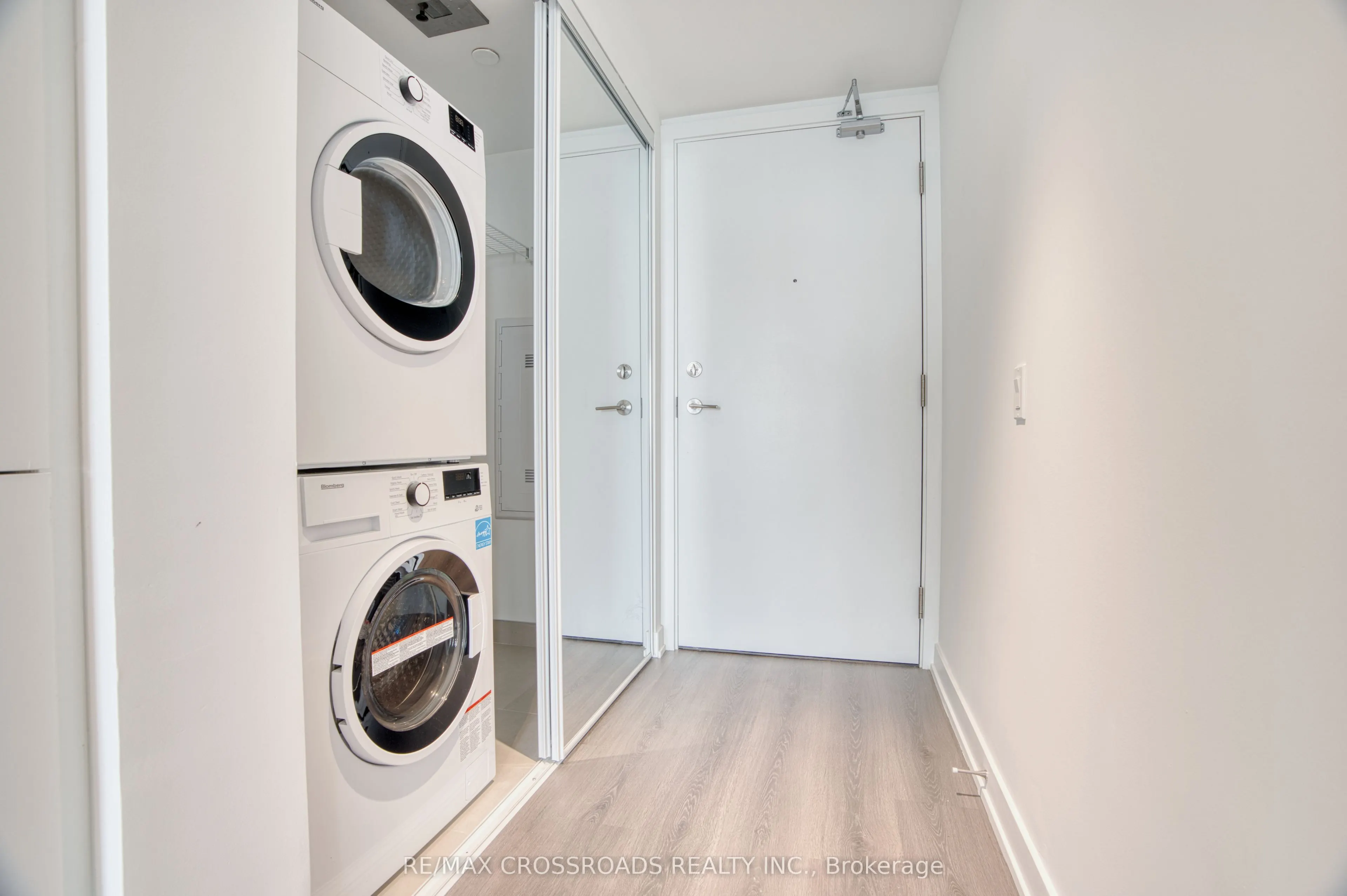 8 Wellesley Street W, #5701