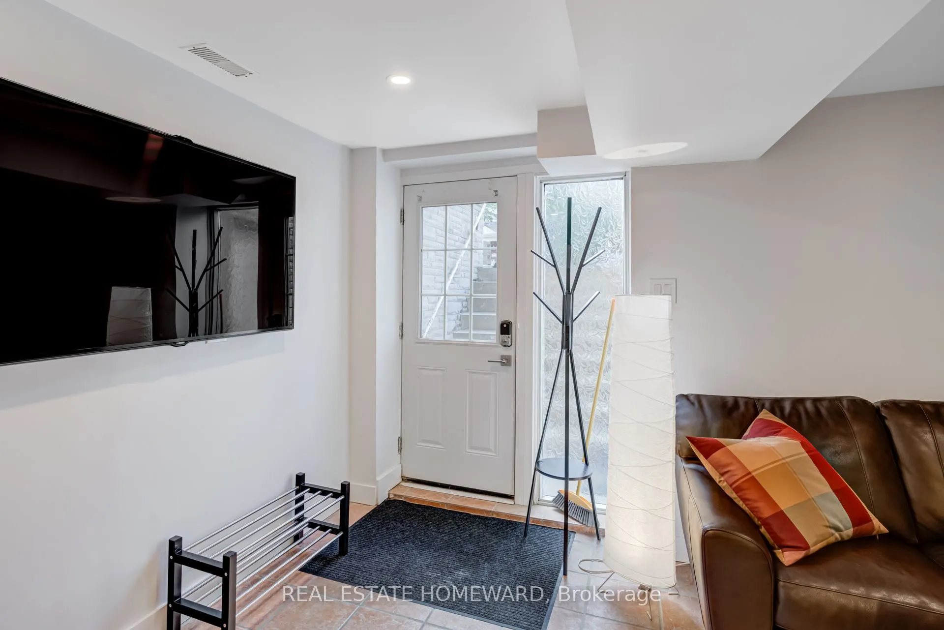 559 Delaware Avenue N, #Lower