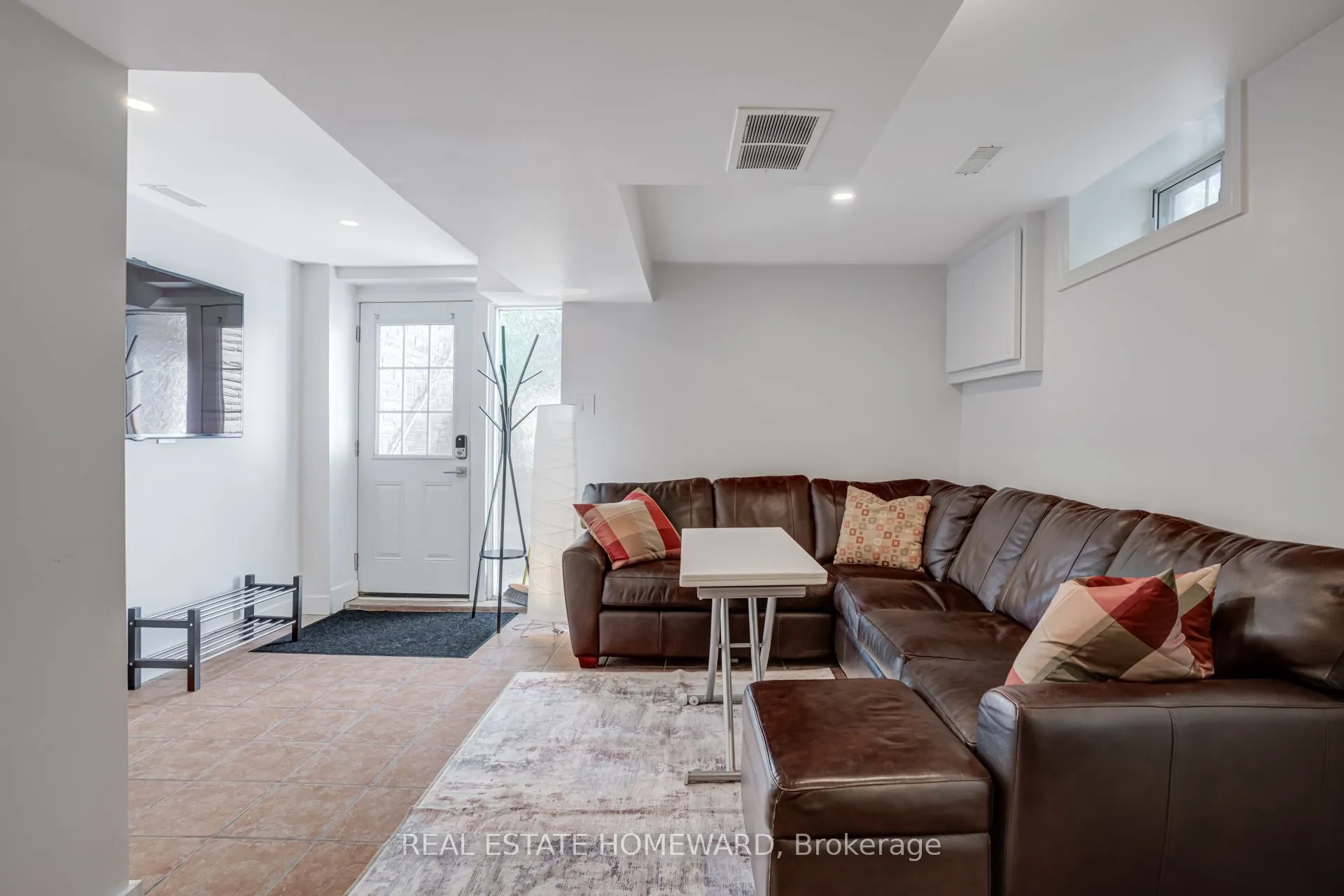 559 Delaware Avenue N, #Lower