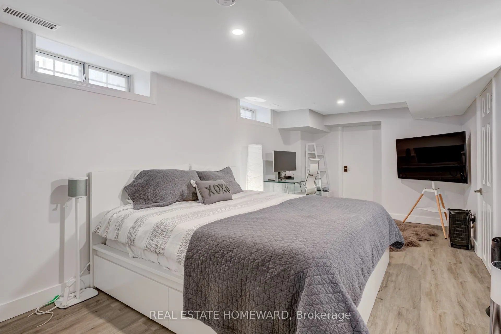 559 Delaware Avenue N, #Lower