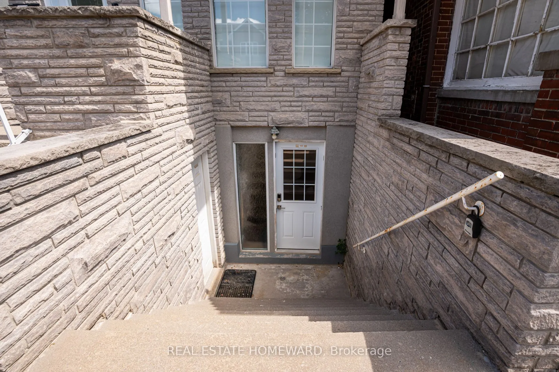 559 Delaware Avenue N, #Lower