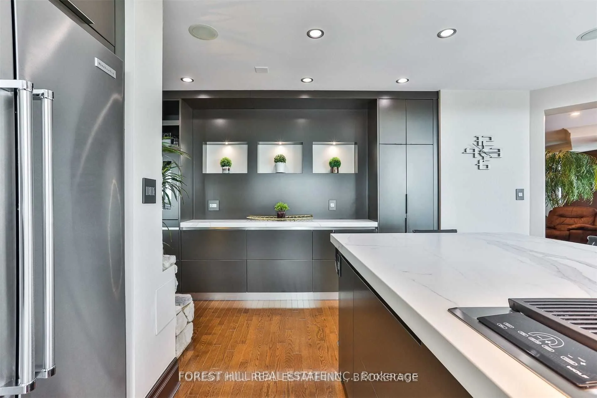 300 Bloor Street E, #2701