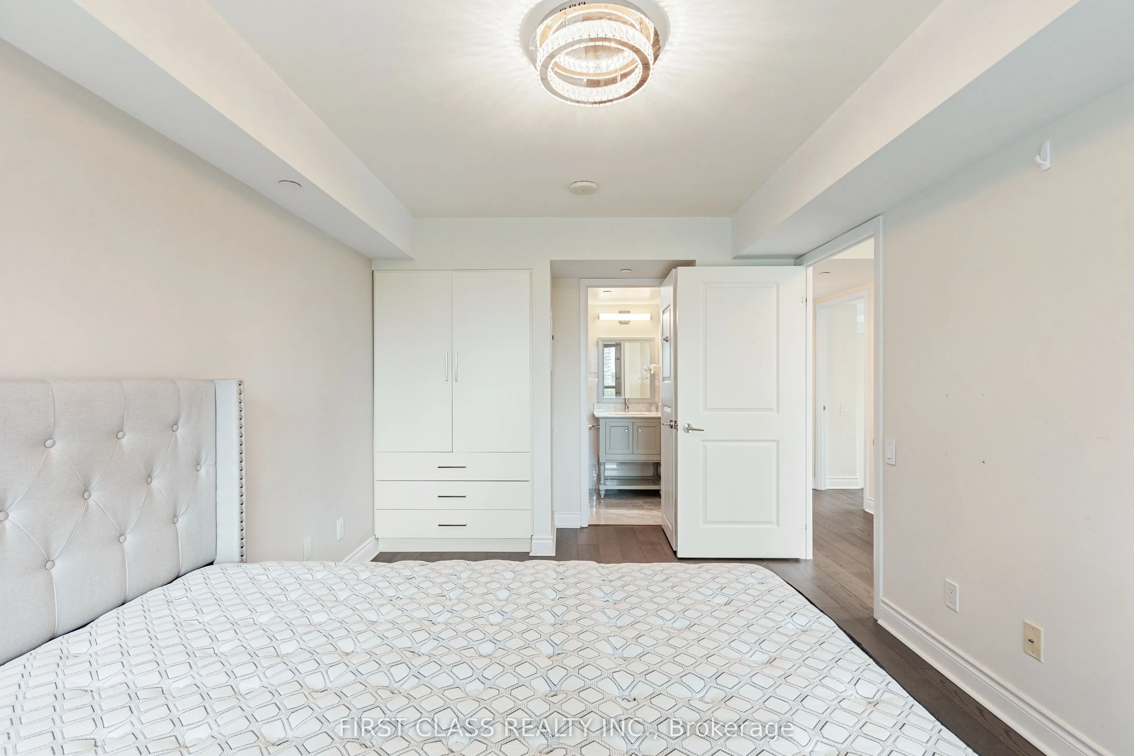 5168 Yonge Street, #605
