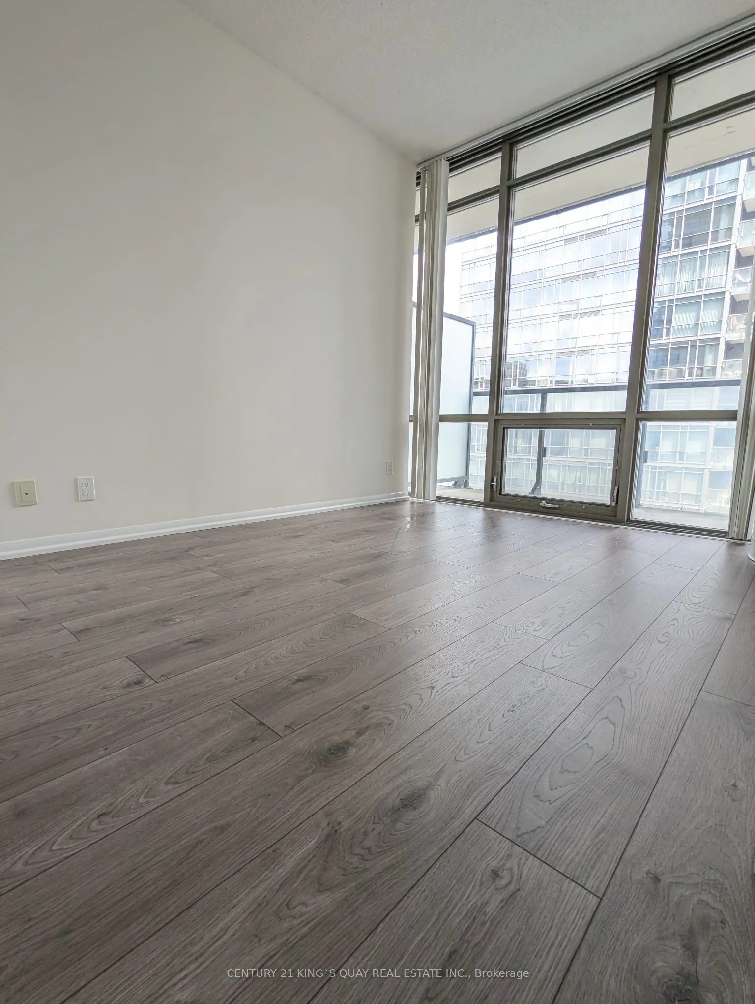 832 Bay Street, #906