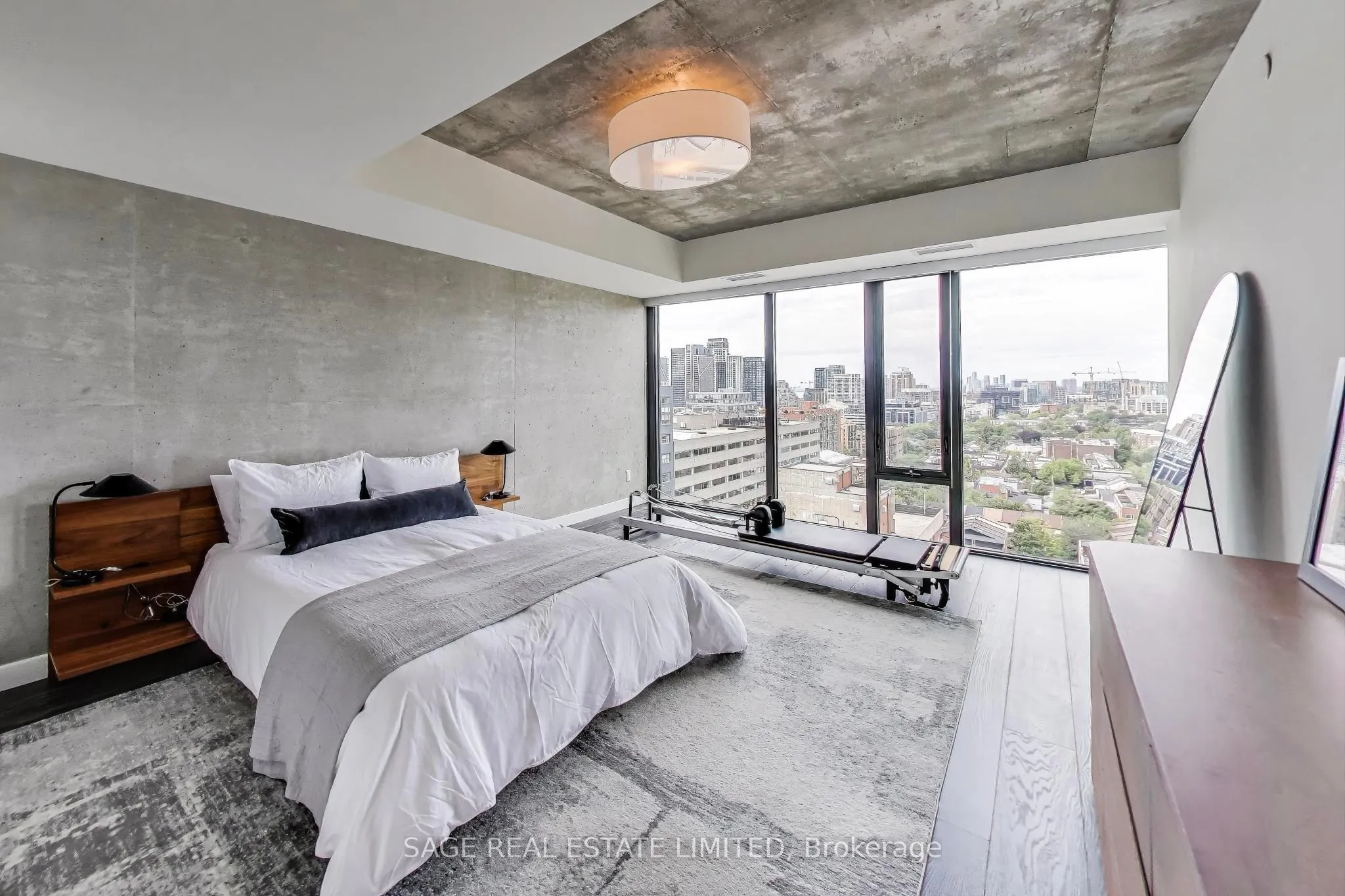 111 Bathurst Street N, #1606