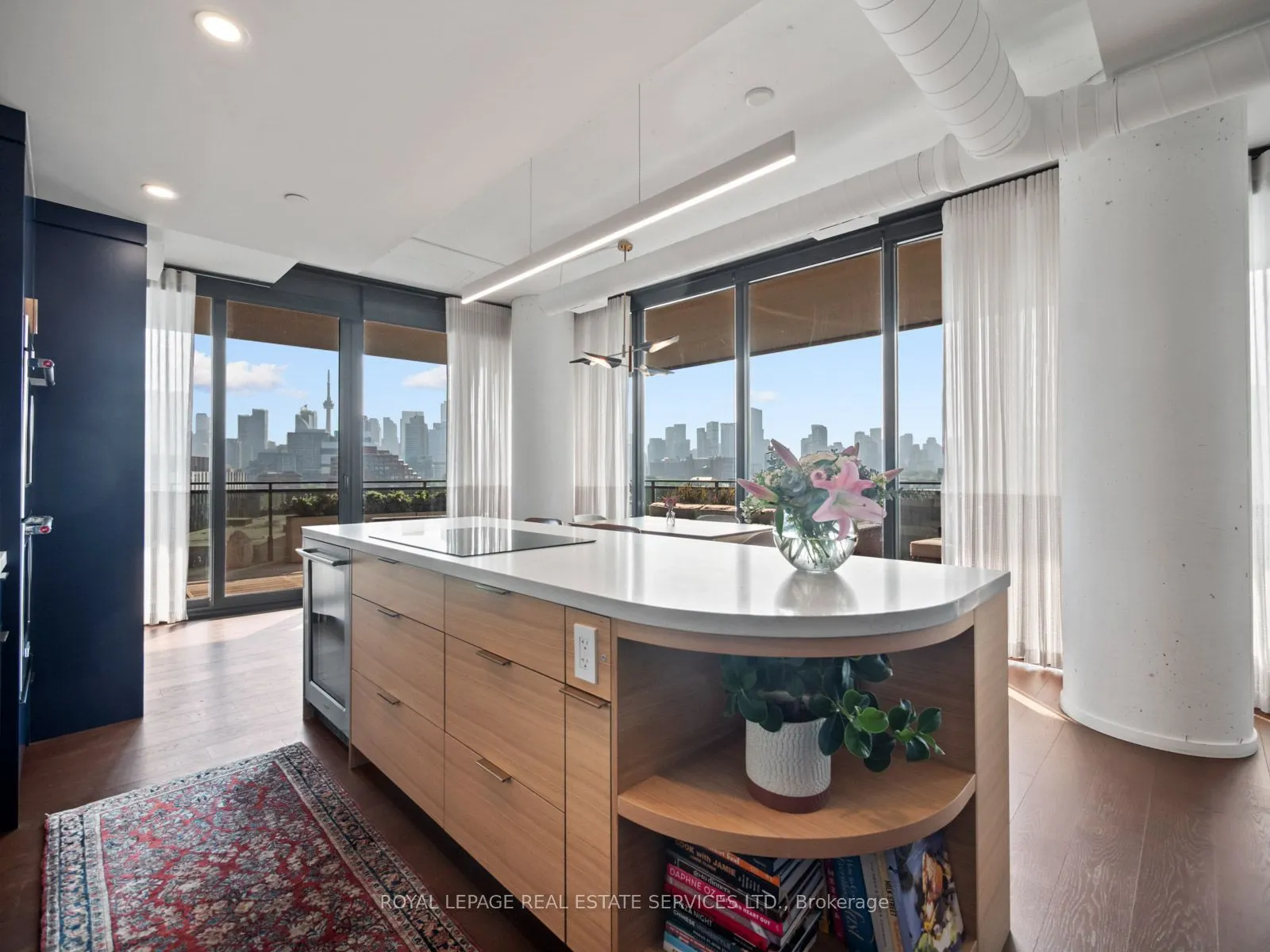 21 Lawren Harris Square, #904