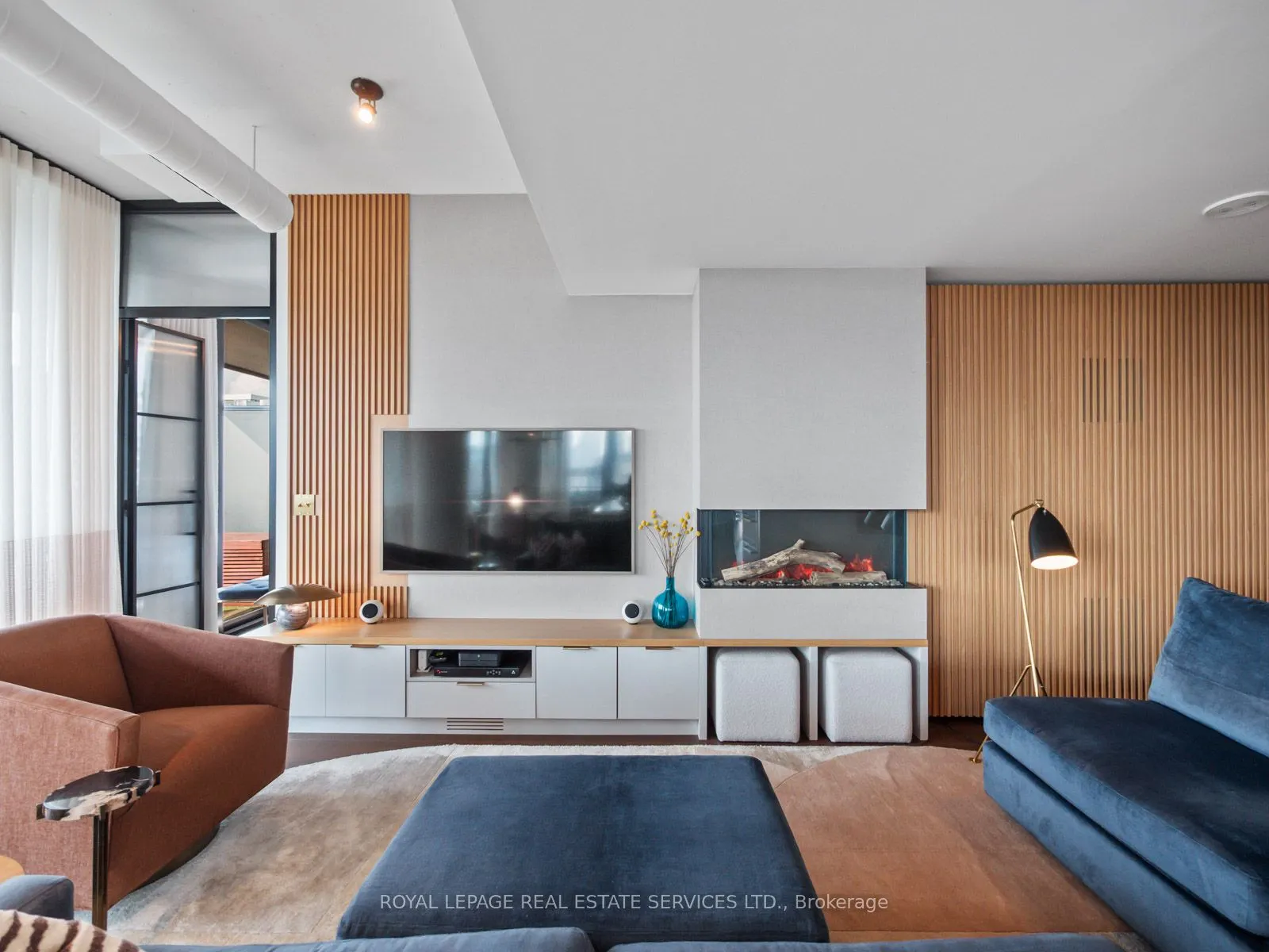 21 Lawren Harris Square, #904
