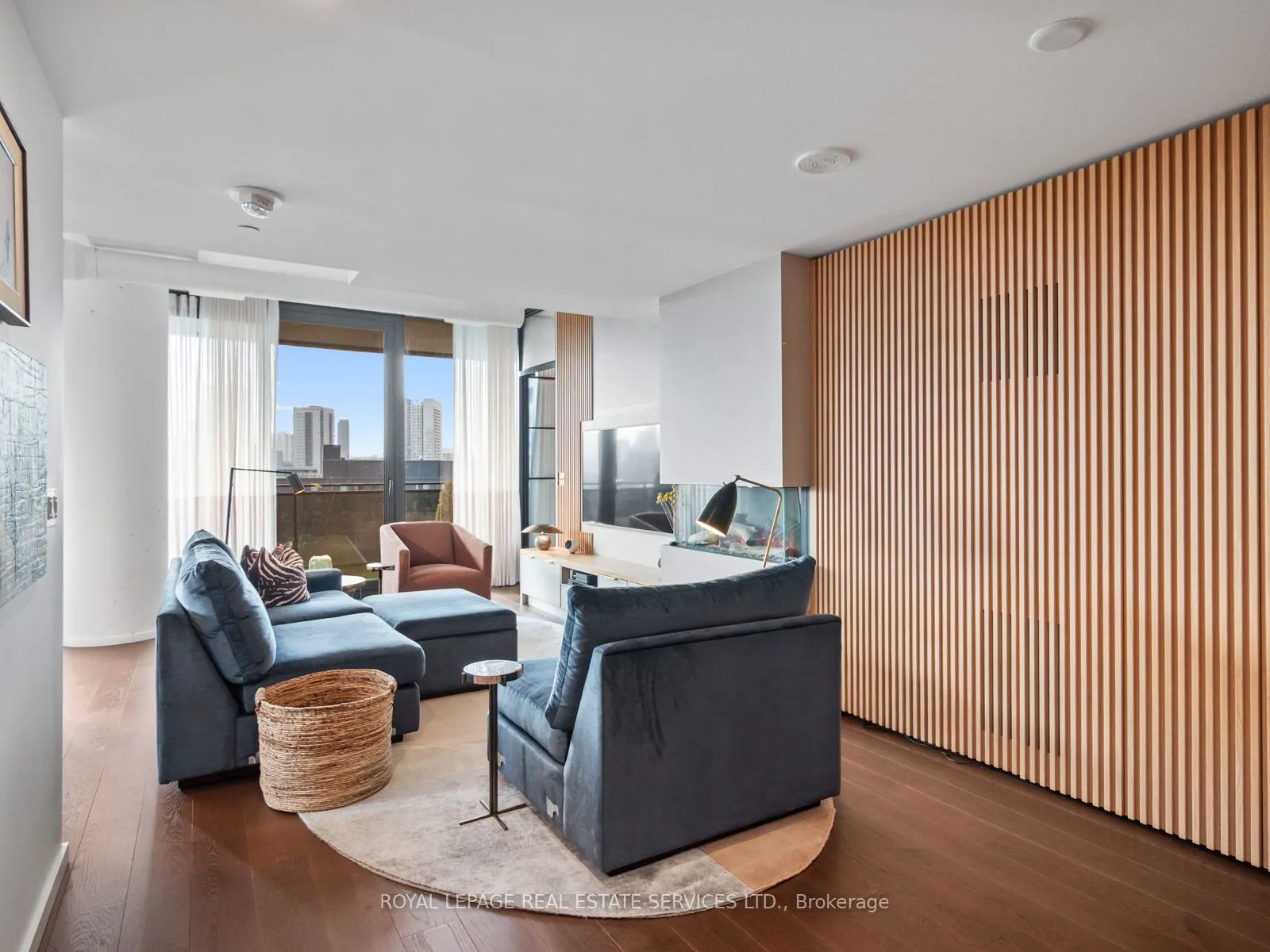 21 Lawren Harris Square, #904