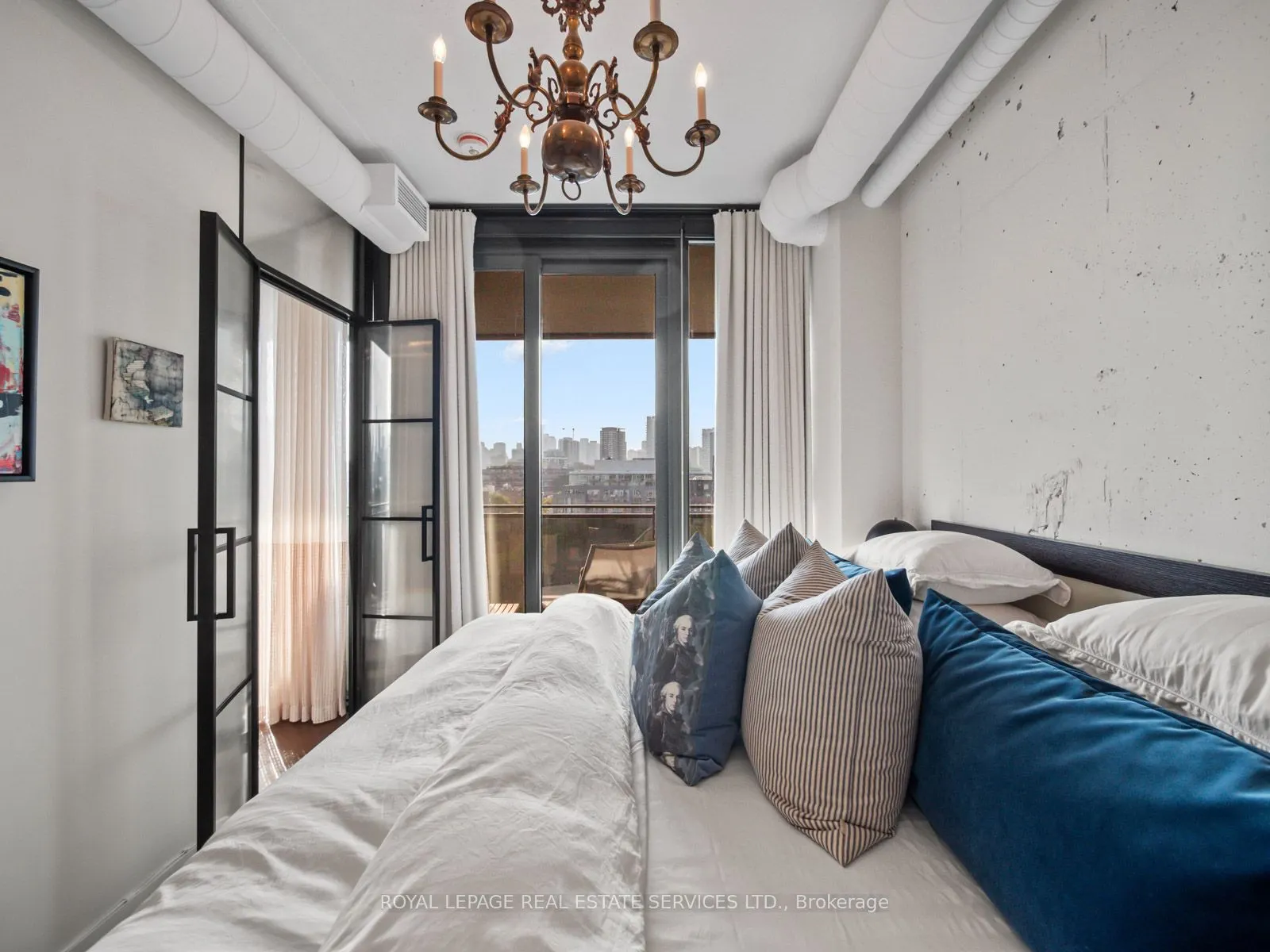21 Lawren Harris Square, #904